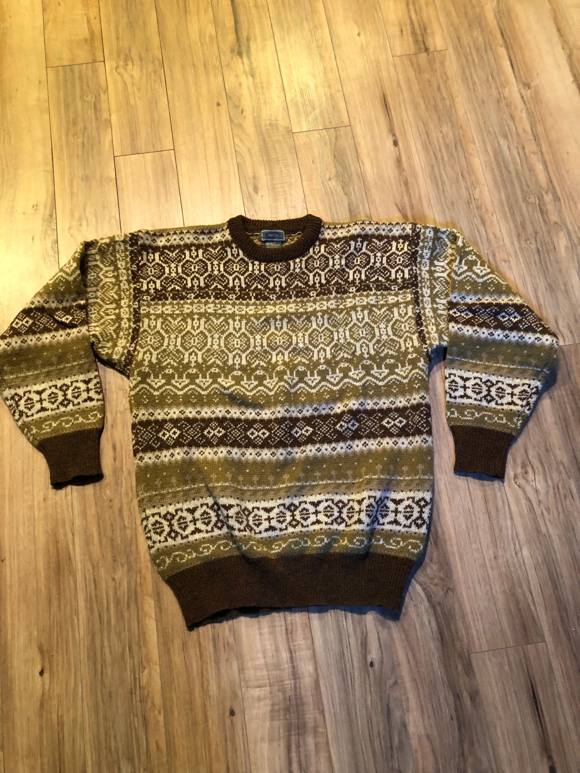 Kingspier Vintage - Vintage eaton 70% wool/ 30% acrylic blend crewneck sweater with Norwegian design in brown, green and white.
Size large.
