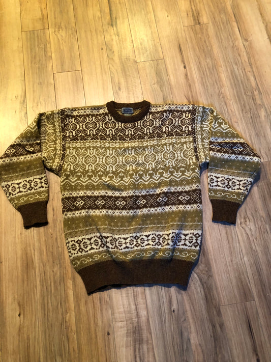 Kingspier Vintage - Vintage eaton 70% wool/ 30% acrylic blend crewneck sweater with Norwegian design in brown, green and white.
Size large.