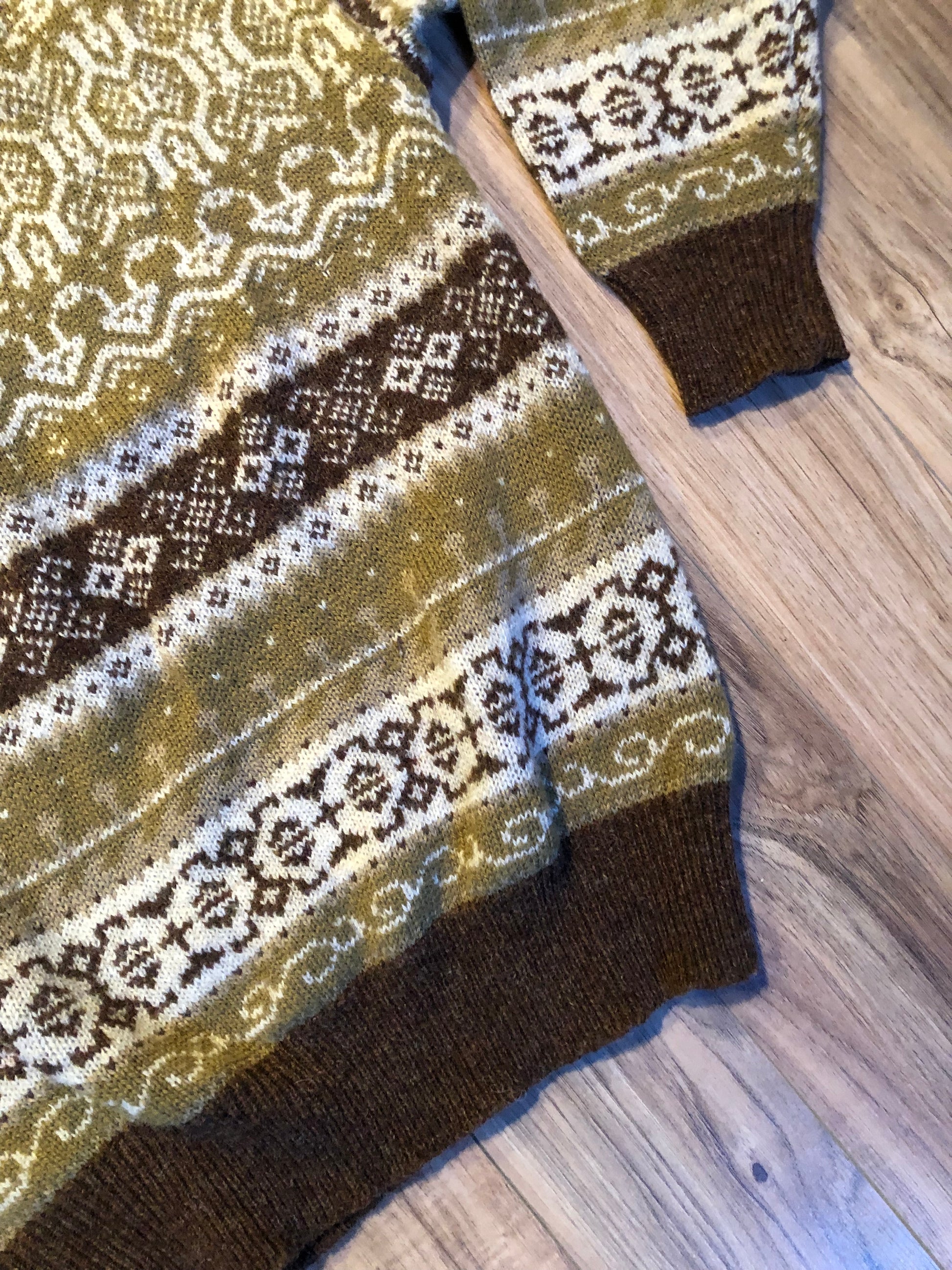 Kingspier Vintage - Vintage eaton 70% wool/ 30% acrylic blend crewneck sweater with Norwegian design in brown, green and white.
Size large.