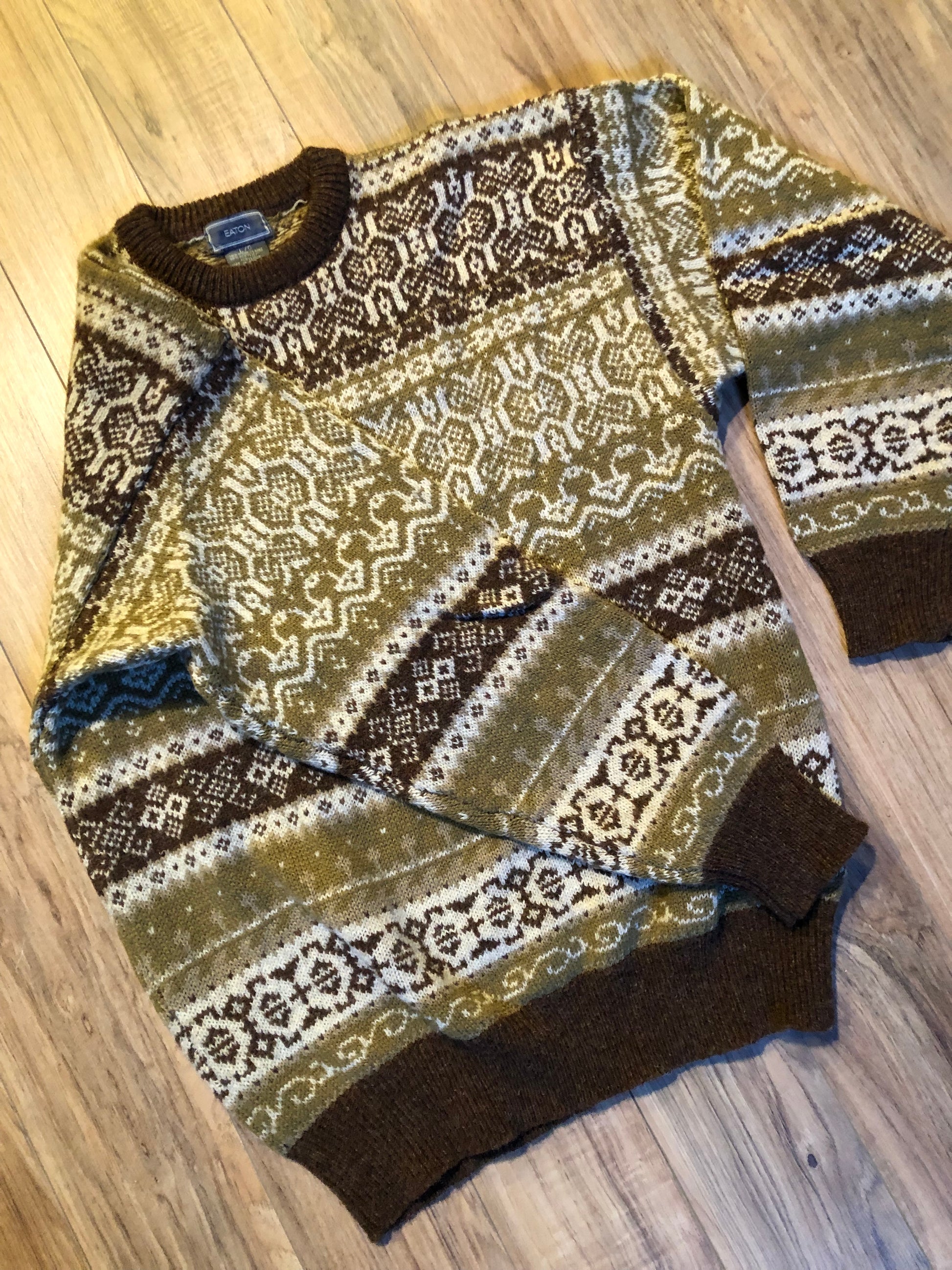 Kingspier Vintage - Vintage eaton 70% wool/ 30% acrylic blend crewneck sweater with Norwegian design in brown, green and white.
Size large.