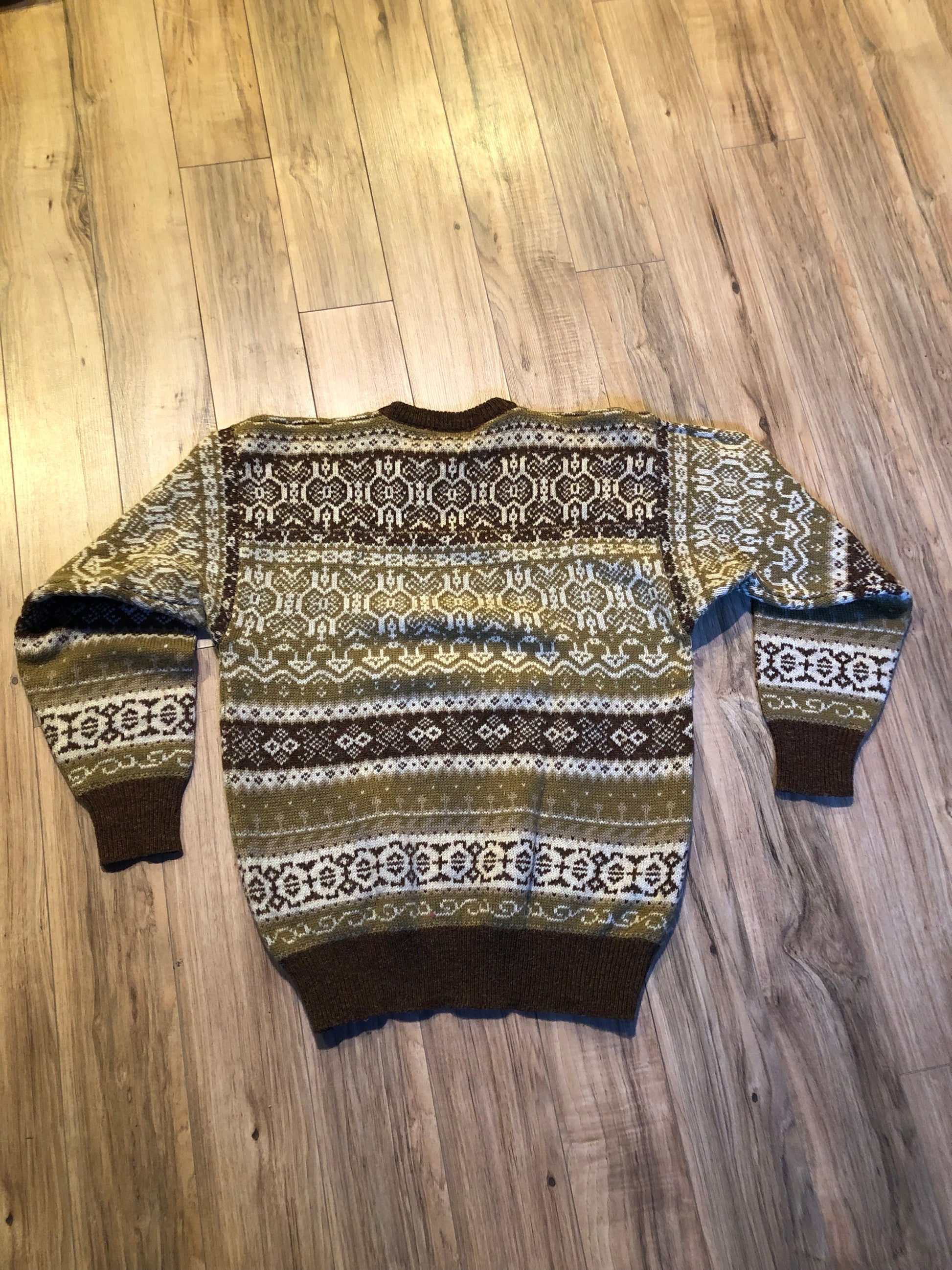 Kingspier Vintage - Vintage eaton 70% wool/ 30% acrylic blend crewneck sweater with Norwegian design in brown, green and white.
Size large.