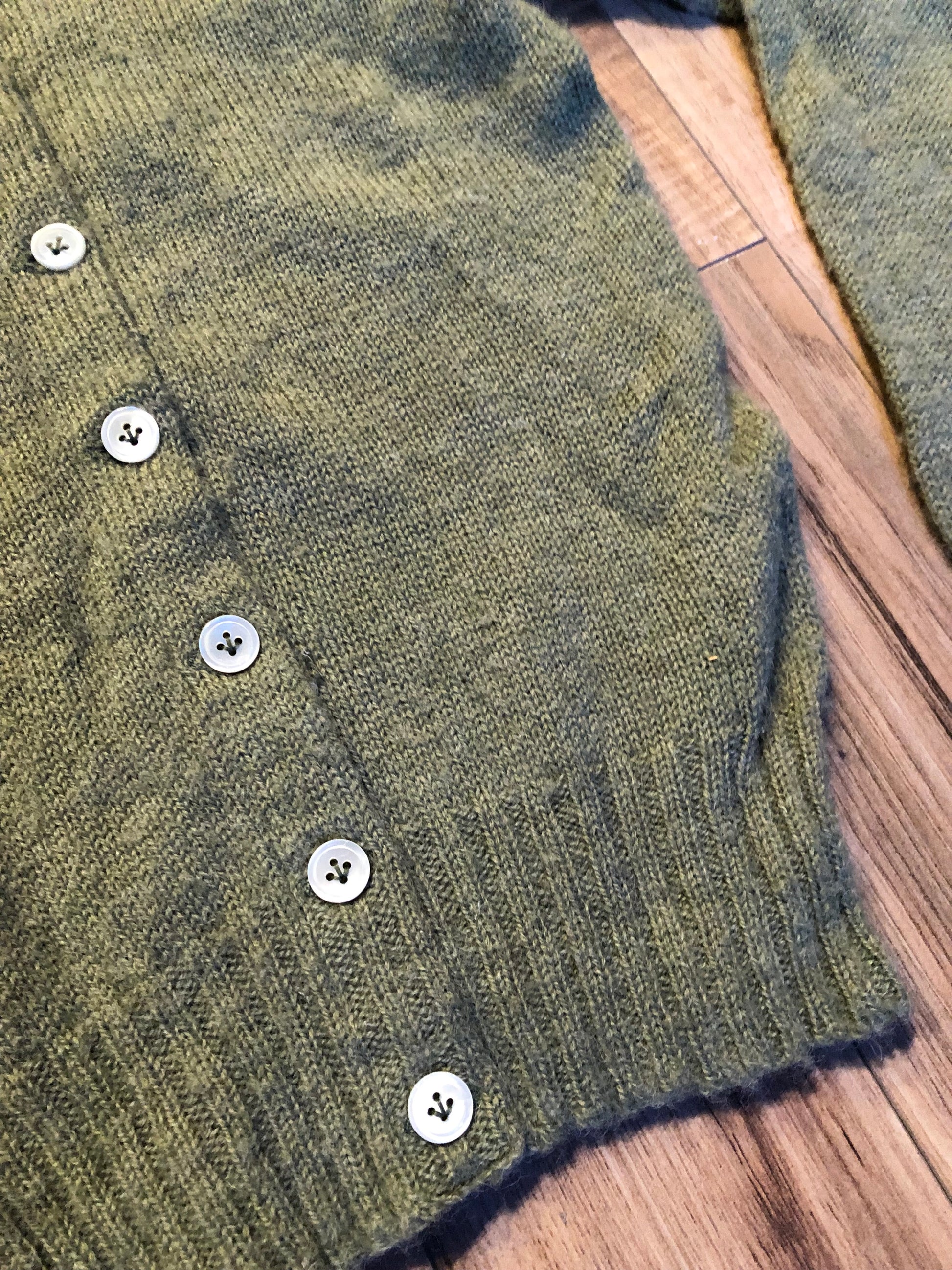 Kingspier Vintage - Vintage hand-knit Shetlander sweater by the English Shops, Made with 100% Scottish wool.
Made in Bermuda.
Size XS.