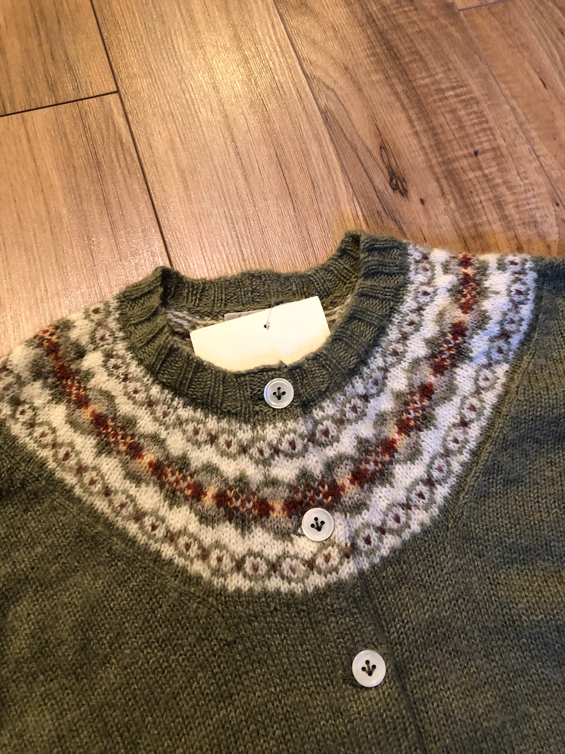 Kingspier Vintage - Vintage hand-knit Shetlander sweater by the English Shops, Made with 100% Scottish wool.
Made in Bermuda.
Size XS.