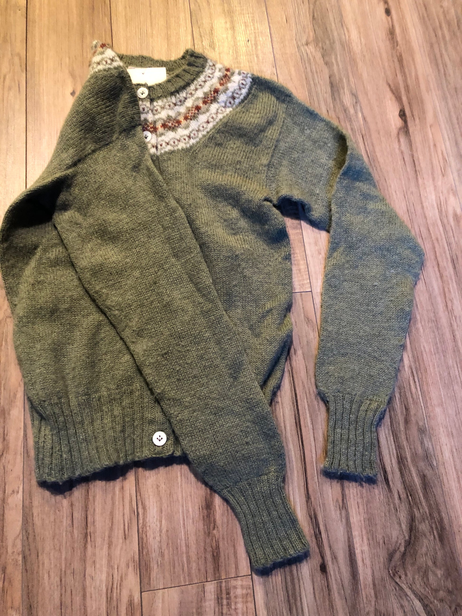 Kingspier Vintage - Vintage hand-knit Shetlander sweater by the English Shops, Made with 100% Scottish wool.
Made in Bermuda.
Size XS.