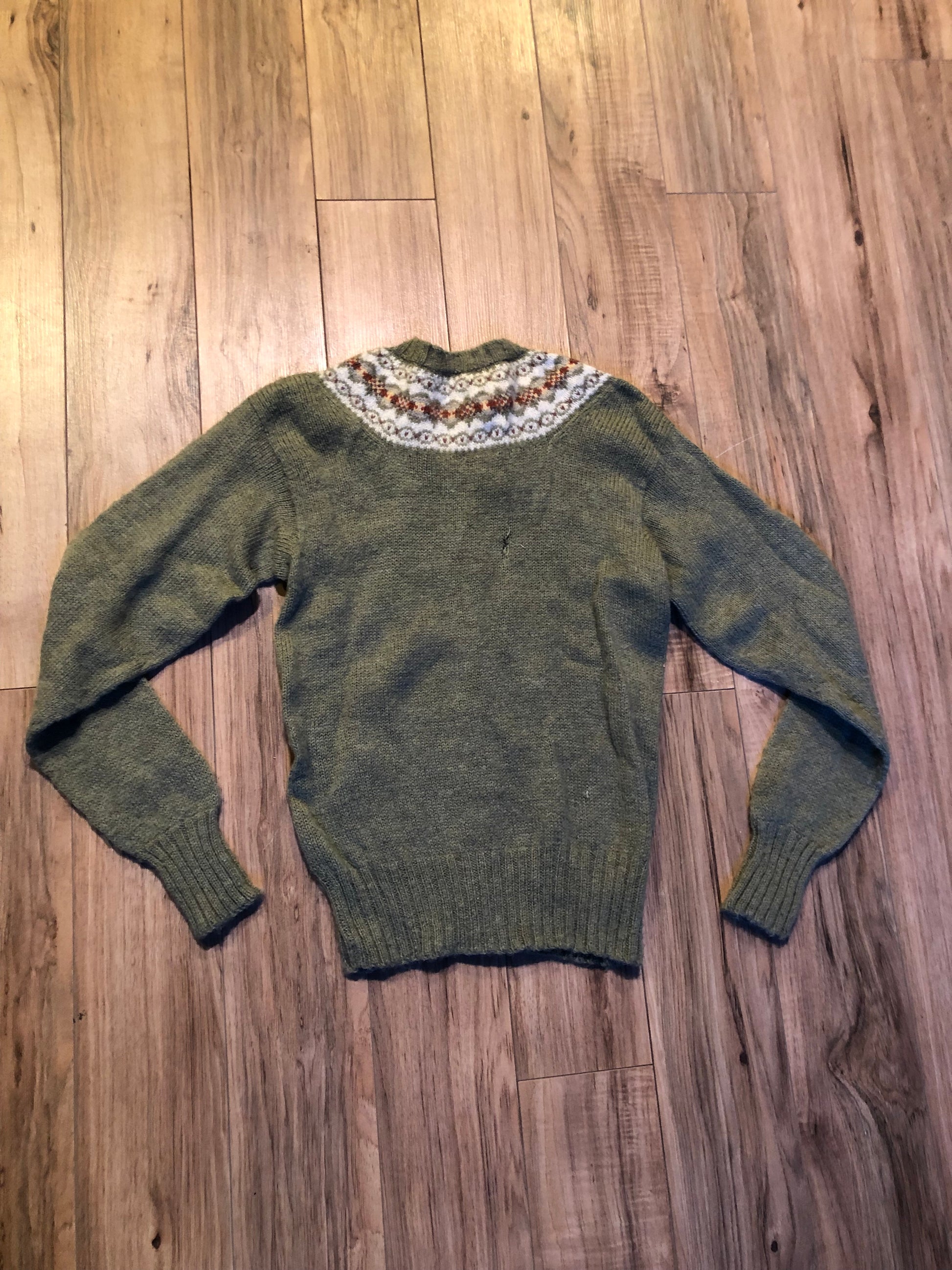 Kingspier Vintage - Vintage hand-knit Shetlander sweater by the English Shops, Made with 100% Scottish wool.
Made in Bermuda.
Size XS.