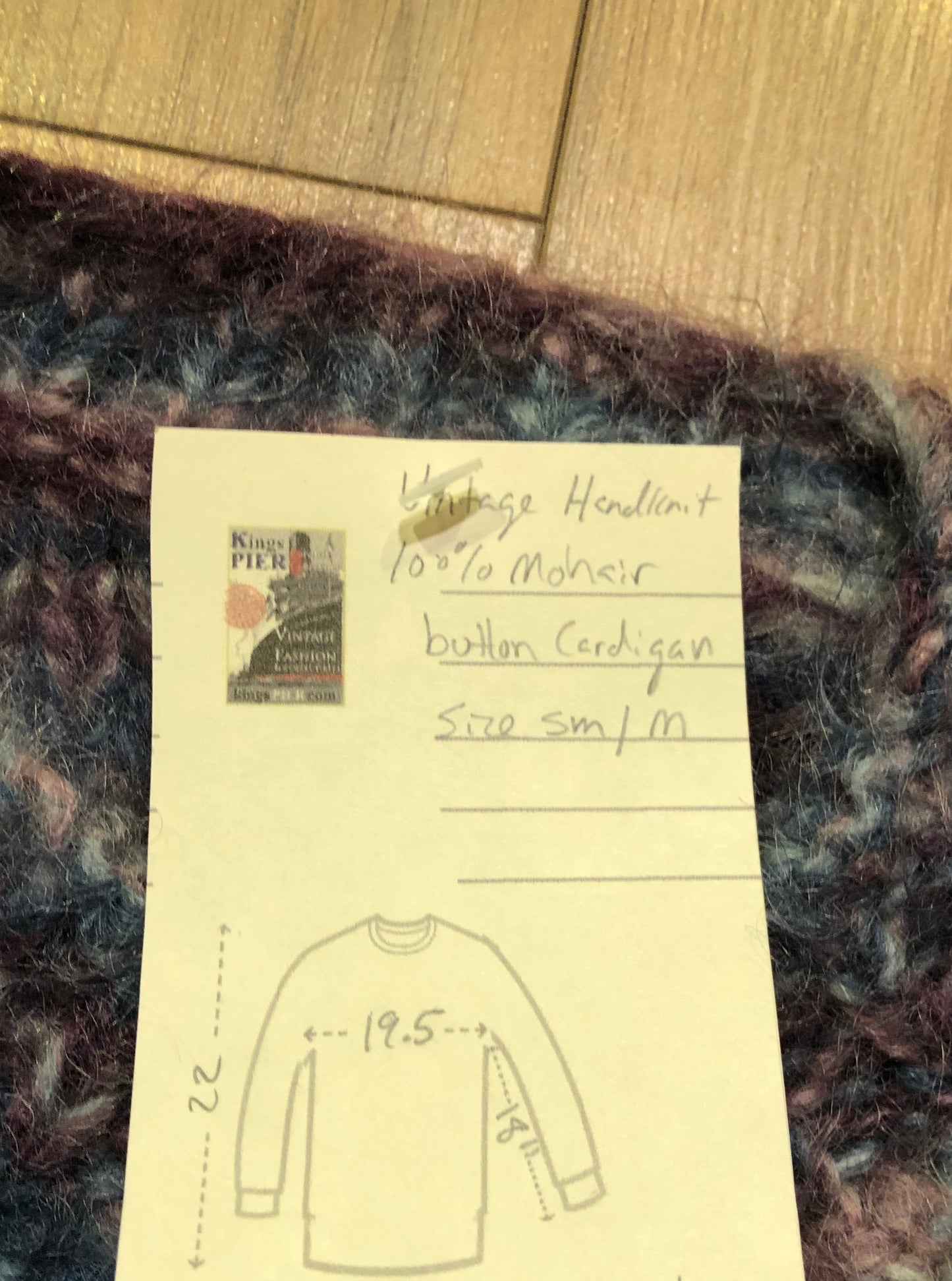 Kingspier Vintage - Vintage hand-knit 100% mohair cardigan with button closures and princess sleeves.
Size small/ medium.