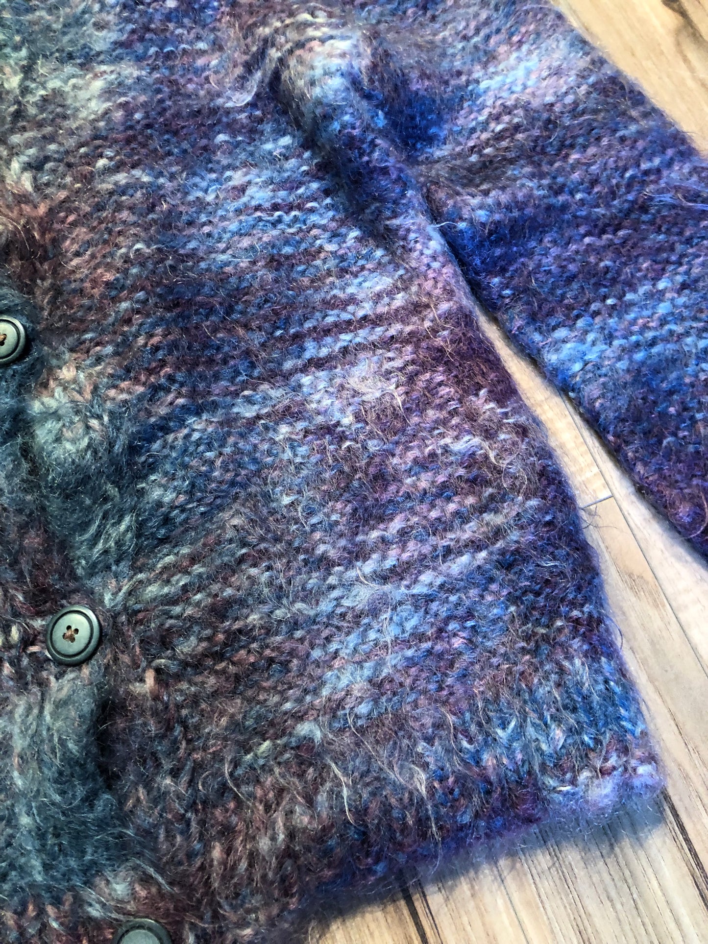 Kingspier Vintage - Vintage hand-knit 100% mohair cardigan with button closures and princess sleeves.
Size small/ medium.