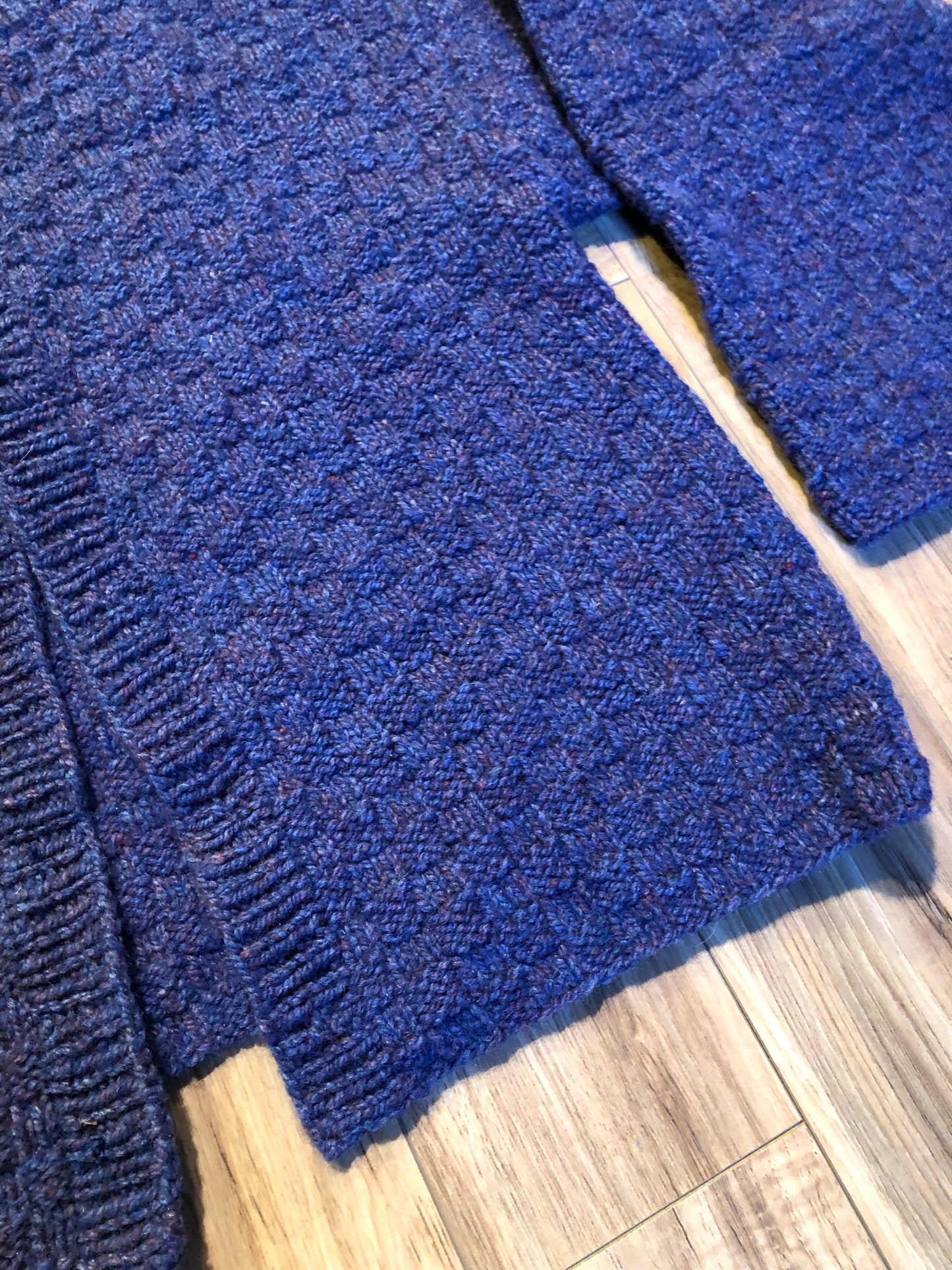 Kingspier Vintage - Vintage hand-knit purple wool short cardigan with no closures.
Size medium.