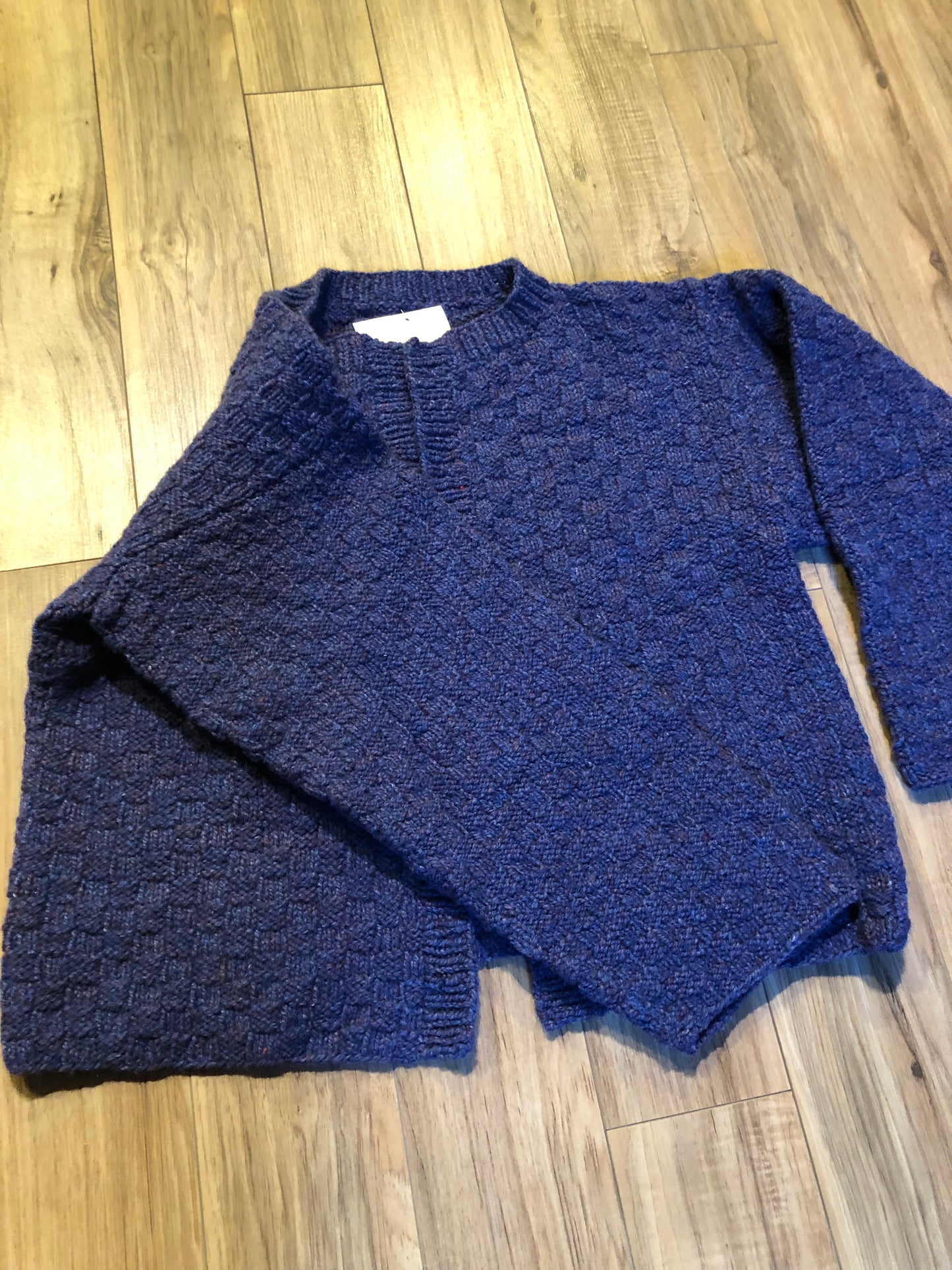 Kingspier Vintage - Vintage hand-knit purple wool short cardigan with no closures.
Size medium.
