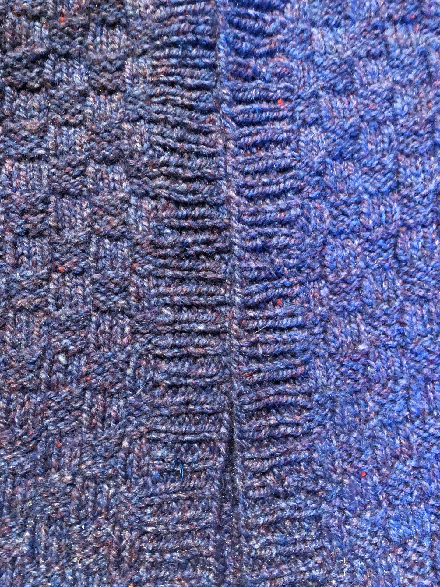 Kingspier Vintage - Vintage hand-knit purple wool short cardigan with no closures.
Size medium.