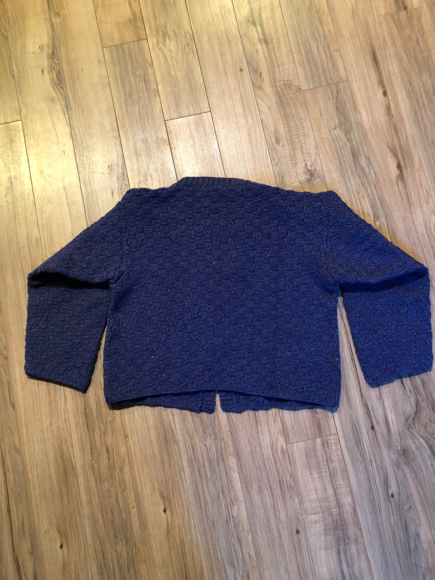Kingspier Vintage - Vintage hand-knit purple wool short cardigan with no closures.
Size medium.