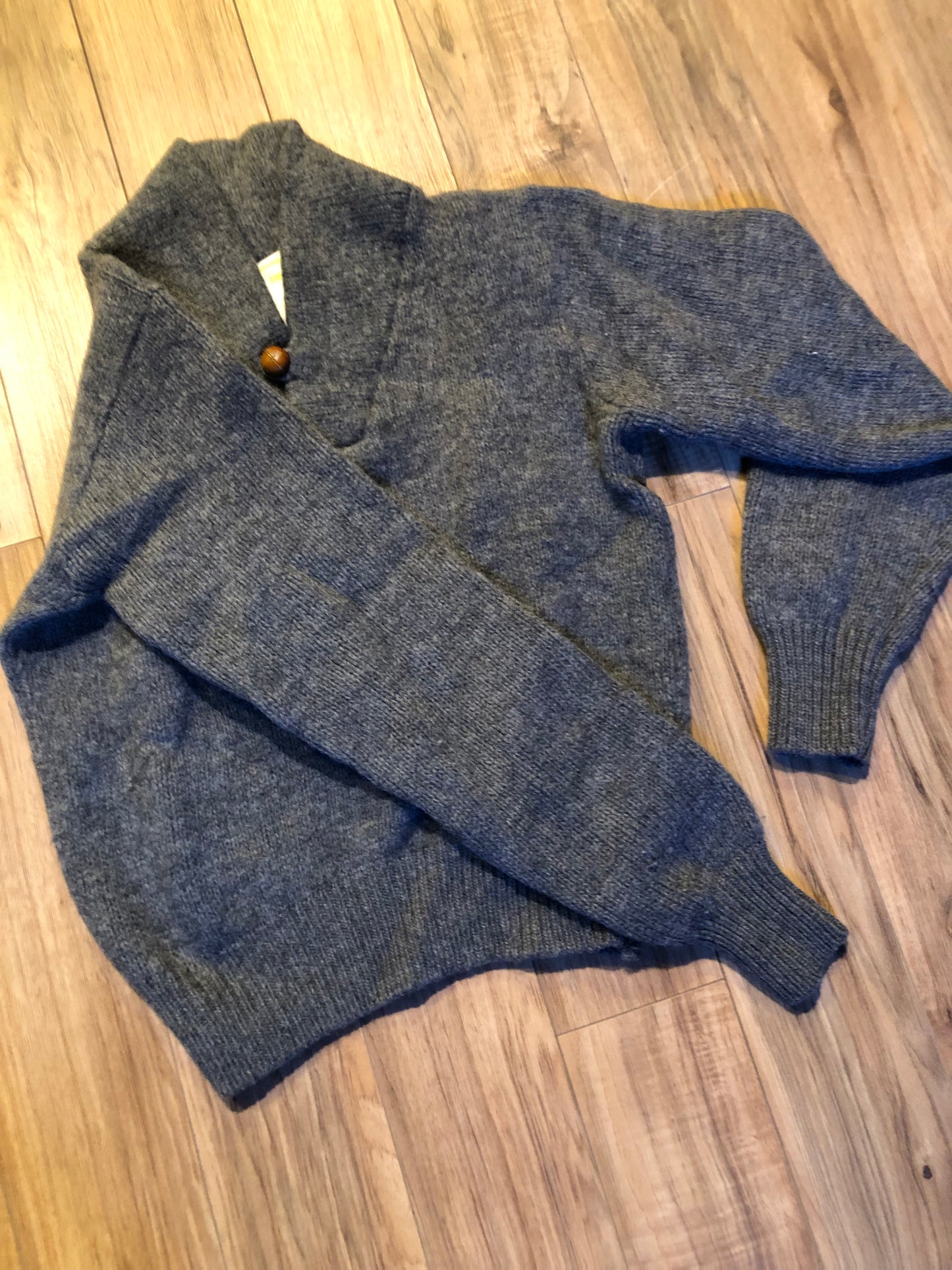 Kingspier Vintage - Vintage Cambridge Dry Goods 100% grey wool pullover sweater with one button.
Wool is worsted in Maine and loomed in USA.
Size small.