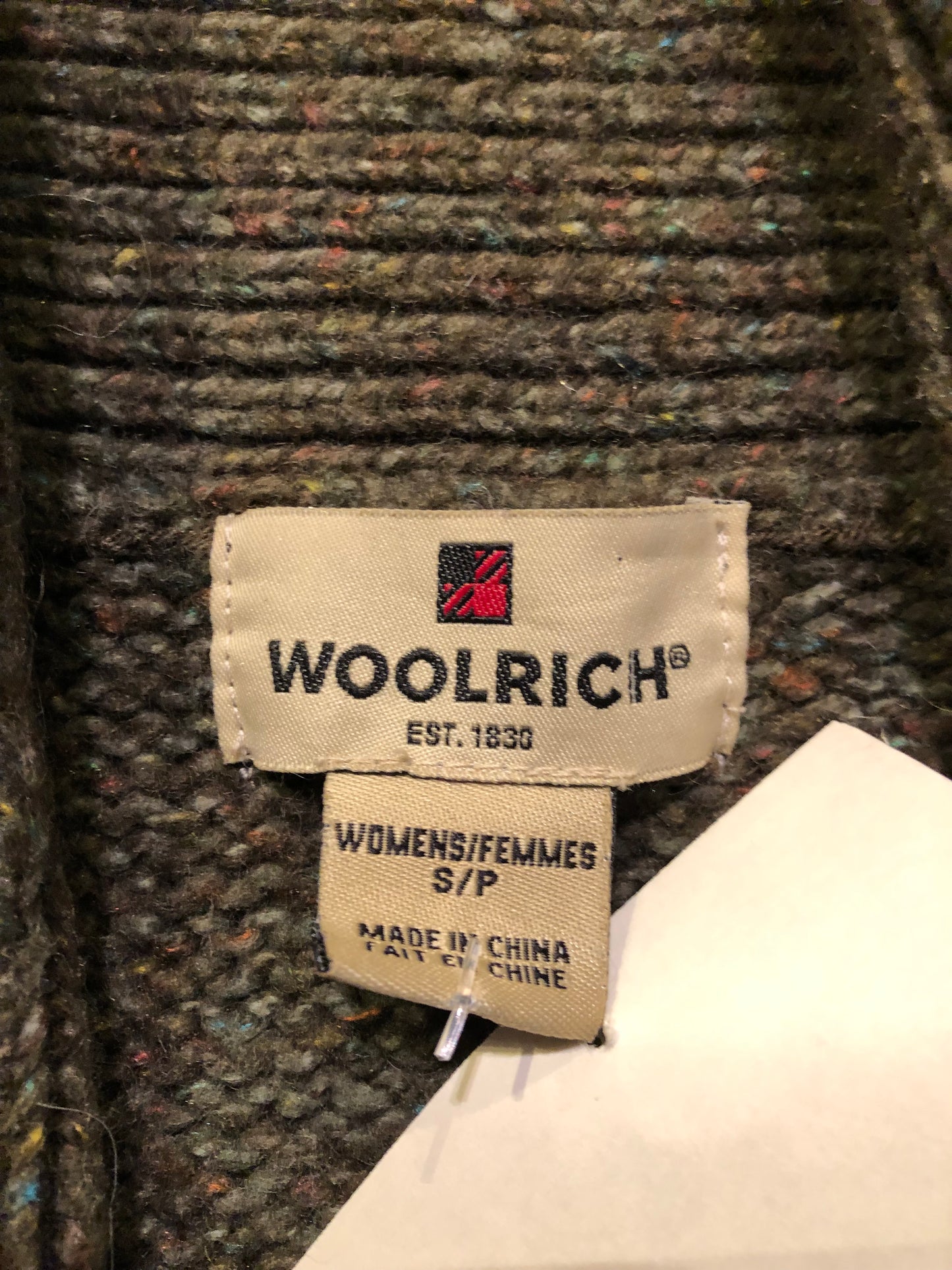 Kingspier Vintage - Woolrich two button wool blend cardigan with shawl collar.
38% Acrylic/ 22% wool/ 16% Lambswool/ 10% polyester/ 12% cotton.
Size small.