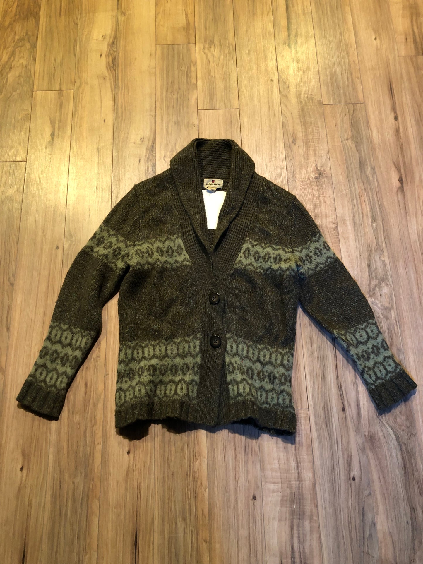 Kingspier Vintage - Woolrich two button wool blend cardigan with shawl collar.
38% Acrylic/ 22% wool/ 16% Lambswool/ 10% polyester/ 12% cotton.
Size small.