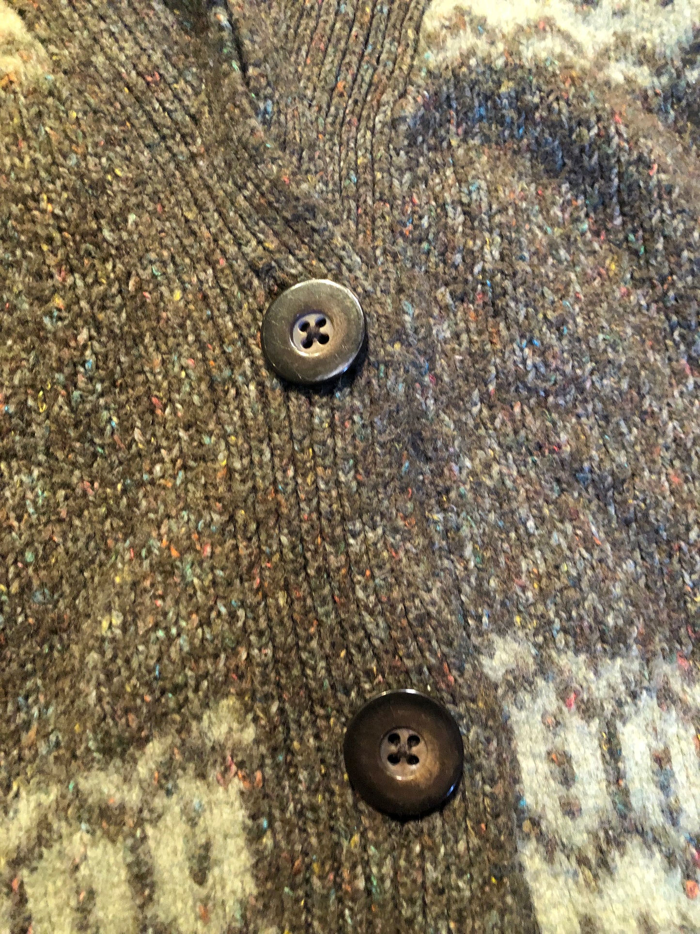 Kingspier Vintage - Woolrich two button wool blend cardigan with shawl collar.
38% Acrylic/ 22% wool/ 16% Lambswool/ 10% polyester/ 12% cotton.
Size small.
