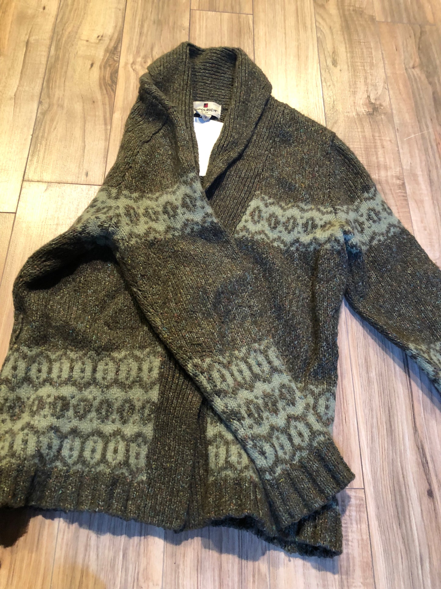 Kingspier Vintage - Woolrich two button wool blend cardigan with shawl collar.
38% Acrylic/ 22% wool/ 16% Lambswool/ 10% polyester/ 12% cotton.
Size small.