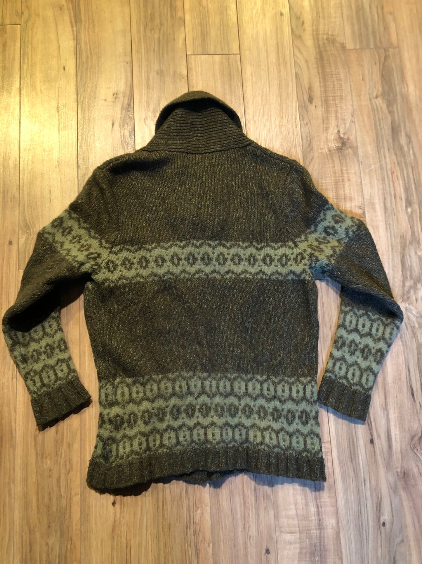 Kingspier Vintage - Woolrich two button wool blend cardigan with shawl collar.
38% Acrylic/ 22% wool/ 16% Lambswool/ 10% polyester/ 12% cotton.
Size small.