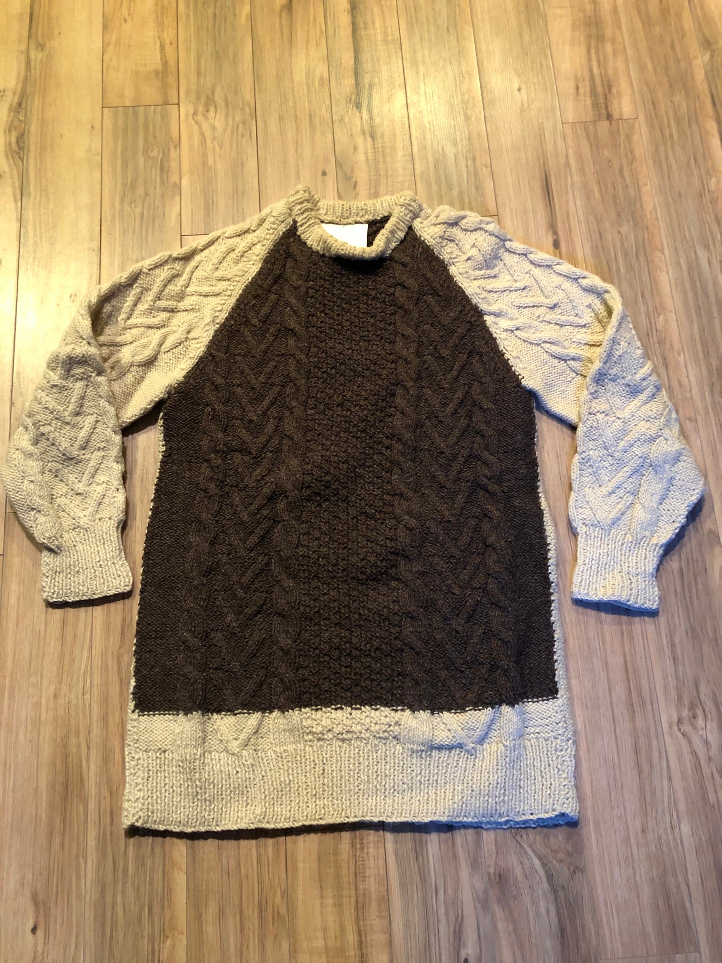 Kingspier Vintage - Vintage hand knit long crewneck sweater in natural wool coloujrs.
Size medium/ large,