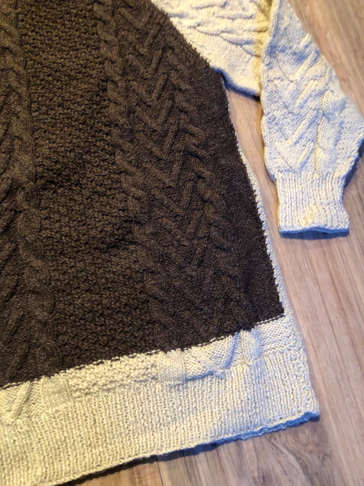 Kingspier Vintage - Vintage hand knit long crewneck sweater in natural wool coloujrs.
Size medium/ large,
