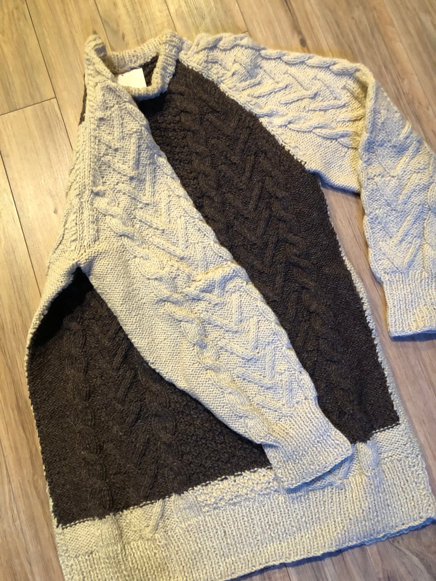 Kingspier Vintage - Vintage hand knit long crewneck sweater in natural wool coloujrs.
Size medium/ large,