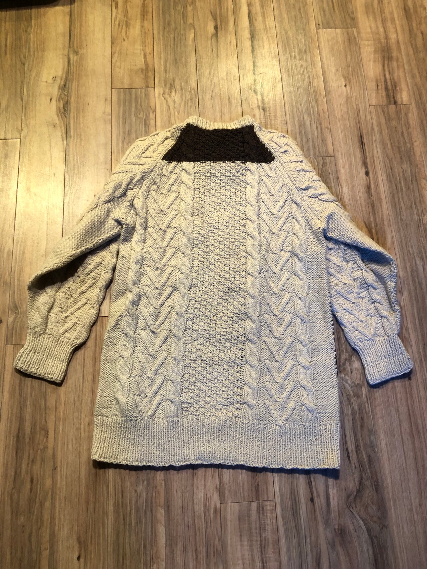 Kingspier Vintage - Vintage hand knit long crewneck sweater in natural wool coloujrs.
Size medium/ large,