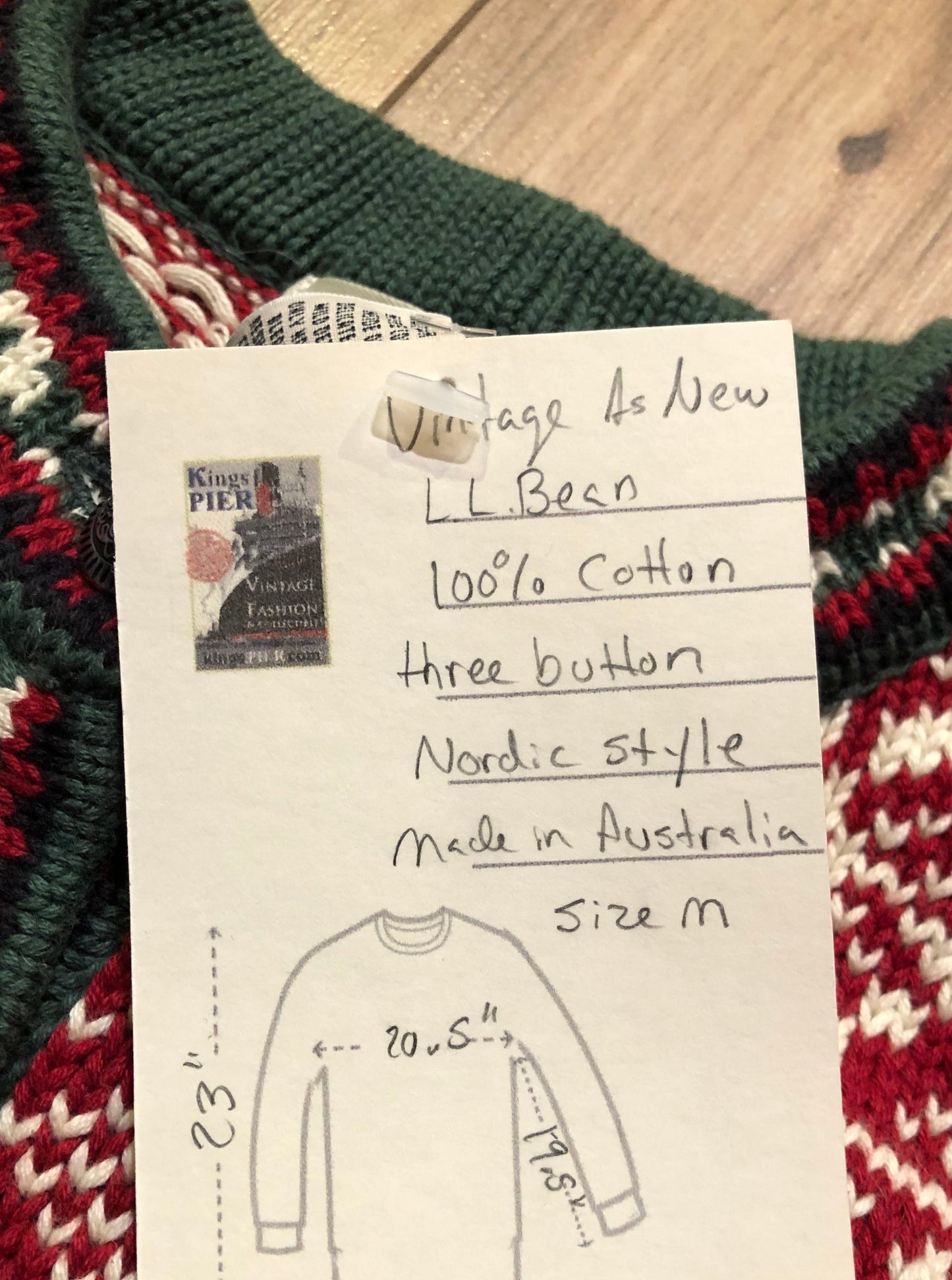 Kingspier Vintage - Vintage L.L.Bean 100% cotton three button pullover sweater in Nordic style.
Size medium.