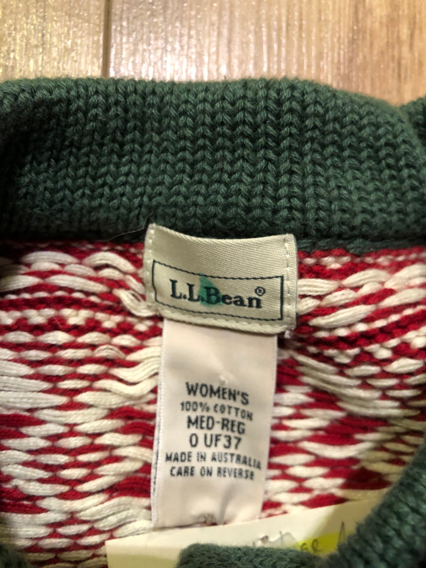 Kingspier Vintage - Vintage L.L.Bean 100% cotton three button pullover sweater in Nordic style.
Size medium.