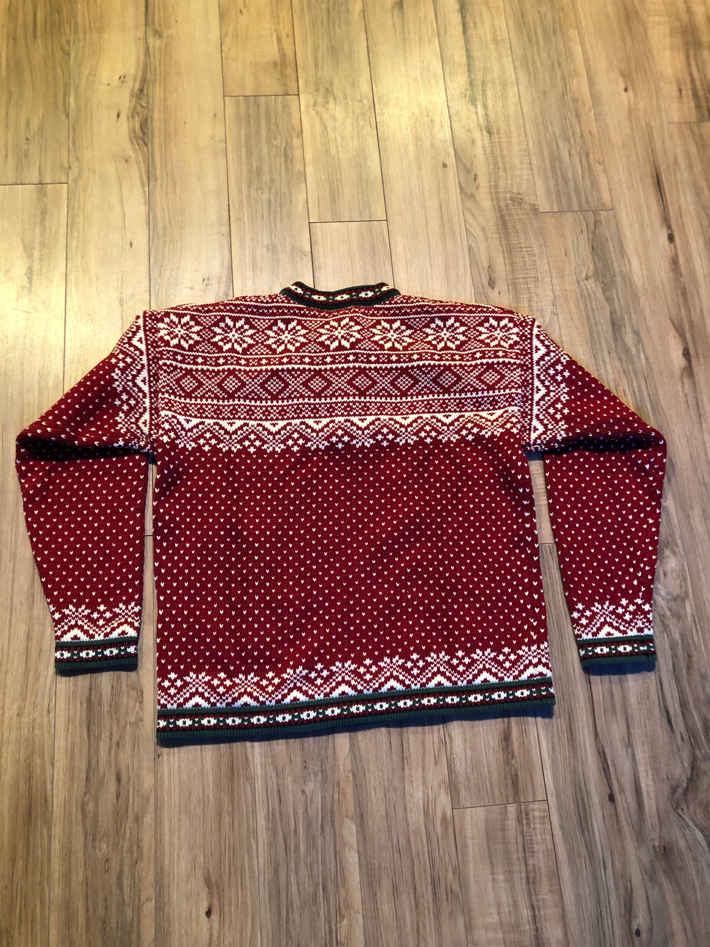 Kingspier Vintage - Vintage L.L.Bean 100% cotton three button pullover sweater in Nordic style.
Size medium.