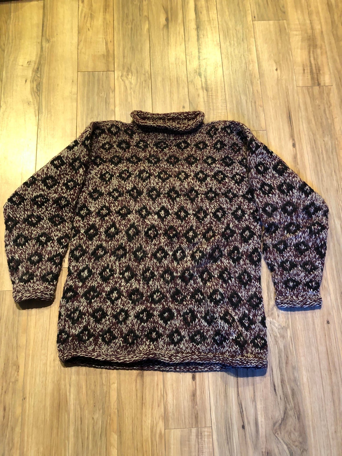 Kingspier Vintage - Vintage Casbah Imports 100% wool crewneck sweater in burgundy, black and grey design.
Made in Ecuador.
Size large.