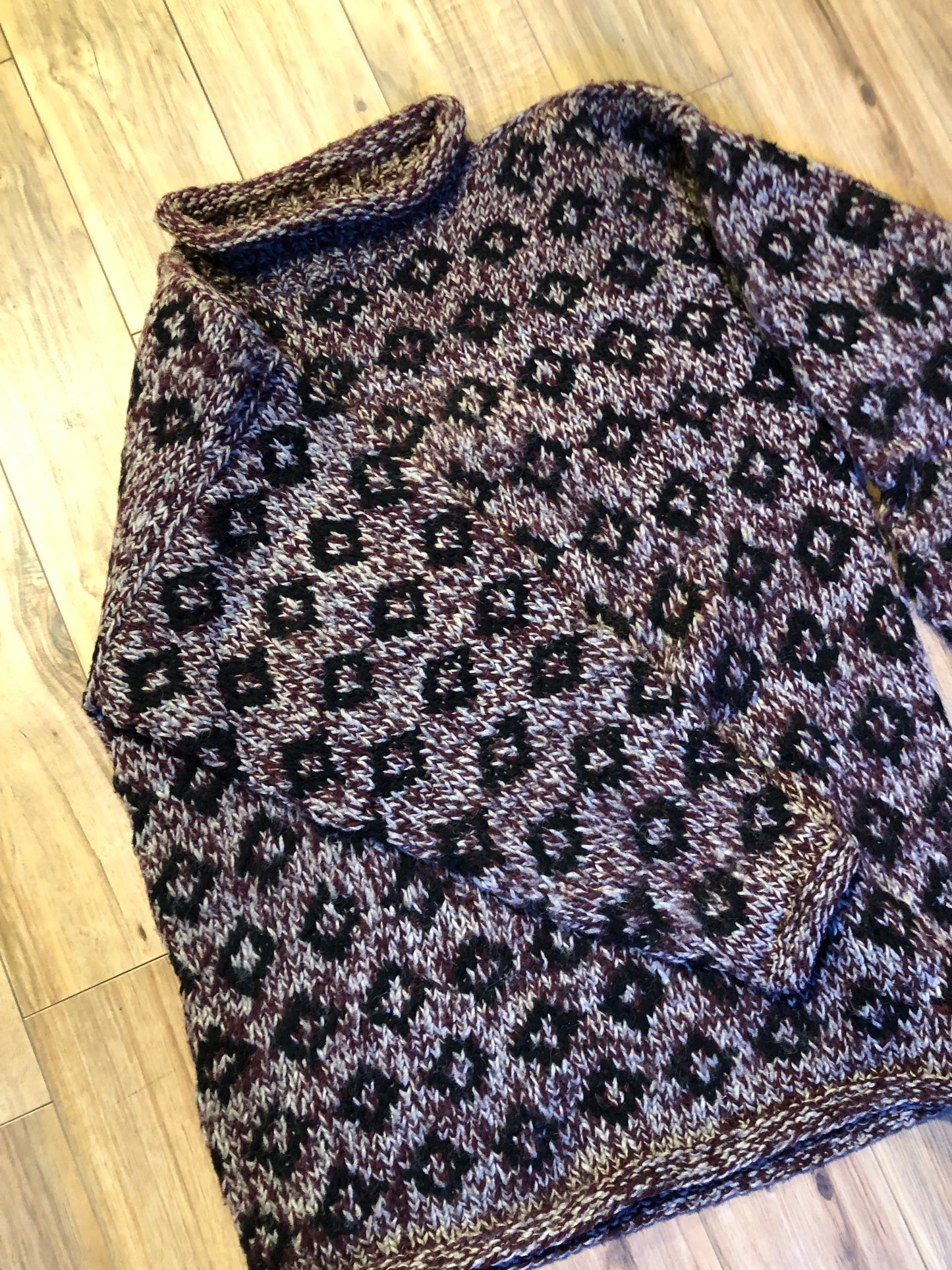 Kingspier Vintage - Vintage Casbah Imports 100% wool crewneck sweater in burgundy, black and grey design.
Made in Ecuador.
Size large.