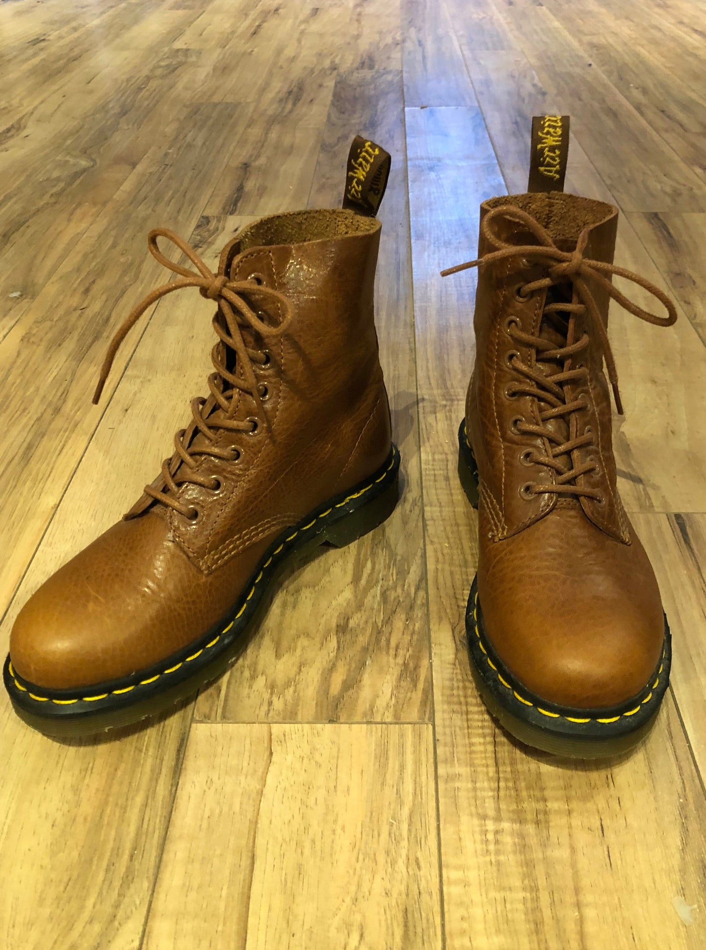 Kingspier Vintage - Doc Martens brown 8 eyelet lace up boot. The Pascal features a softer leather upper then the original 1460 but the same iconic airwair sole.
Size 6 US Women, 4 UK, 37 EUR
Boots are in excellent condition, as new.