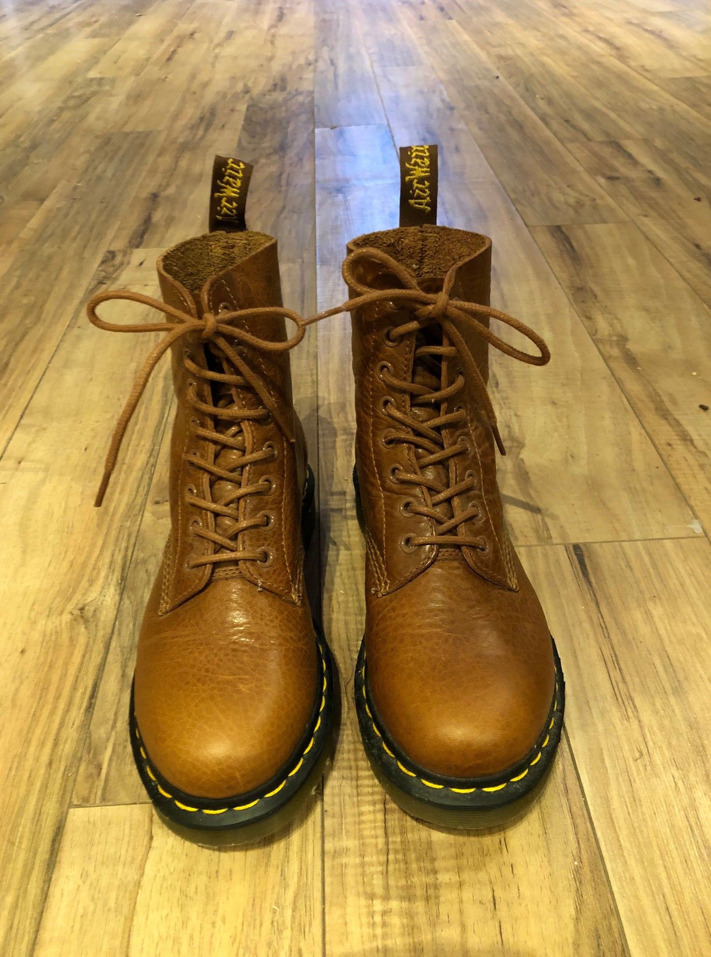 Kingspier Vintage - Doc Martens brown 8 eyelet lace up boot. The Pascal features a softer leather upper then the original 1460 but the same iconic airwair sole.
Size 6 US Women, 4 UK, 37 EUR
Boots are in excellent condition, as new.