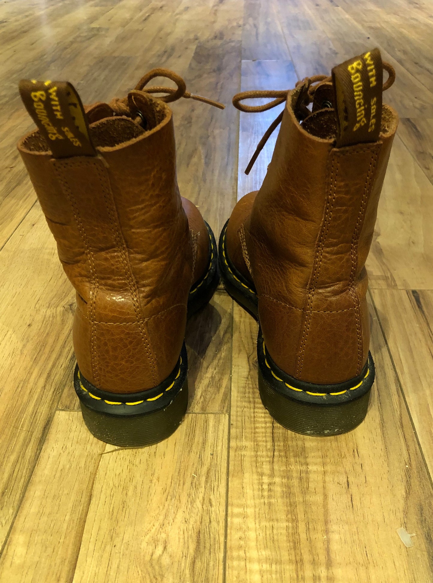 Kingspier Vintage - Doc Martens brown 8 eyelet lace up boot. The Pascal features a softer leather upper then the original 1460 but the same iconic airwair sole.
Size 6 US Women, 4 UK, 37 EUR
Boots are in excellent condition, as new.