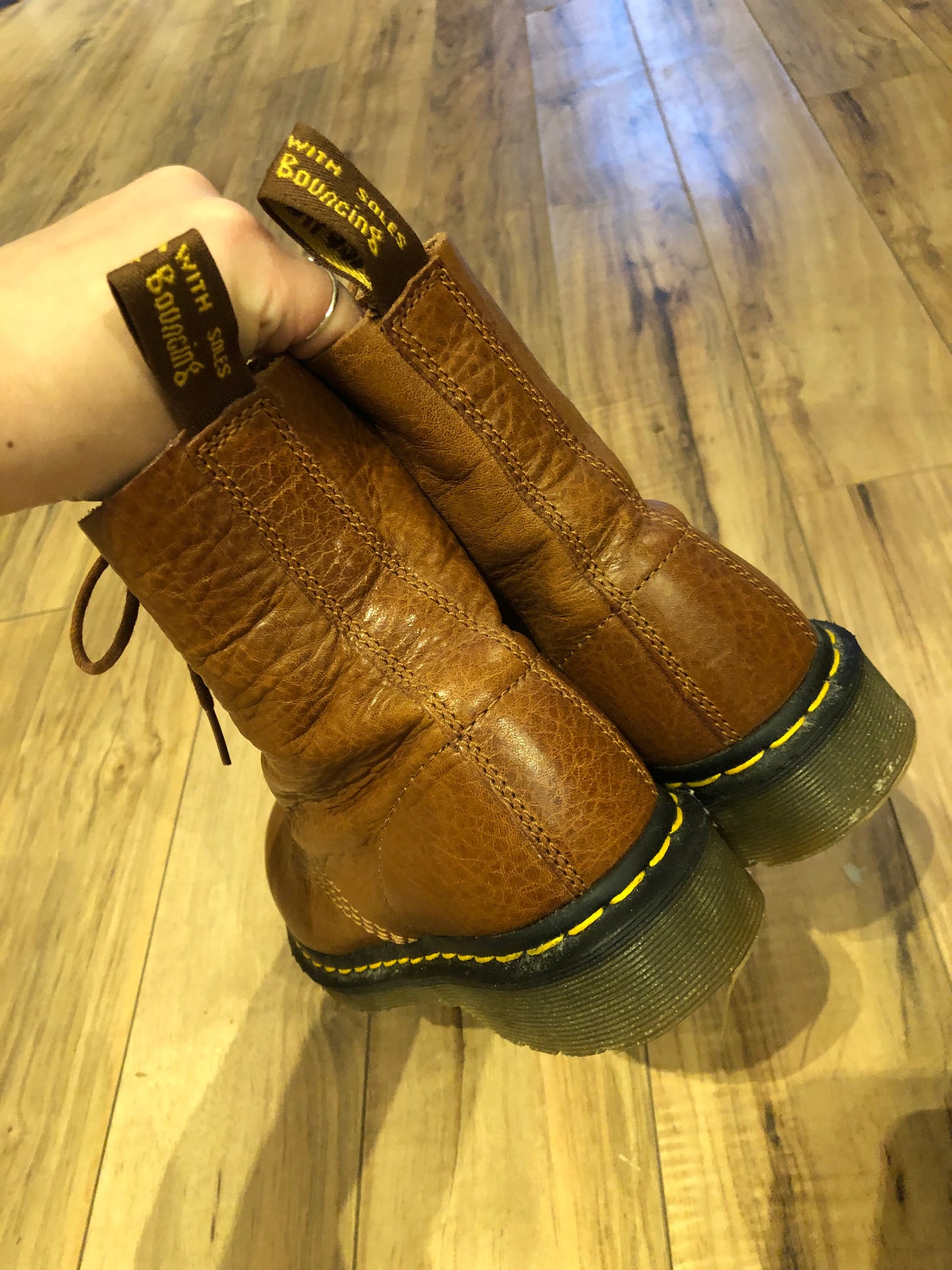 Kingspier Vintage - Doc Martens brown 8 eyelet lace up boot. The Pascal features a softer leather upper then the original 1460 but the same iconic airwair sole.
Size 6 US Women, 4 UK, 37 EUR
Boots are in excellent condition, as new.