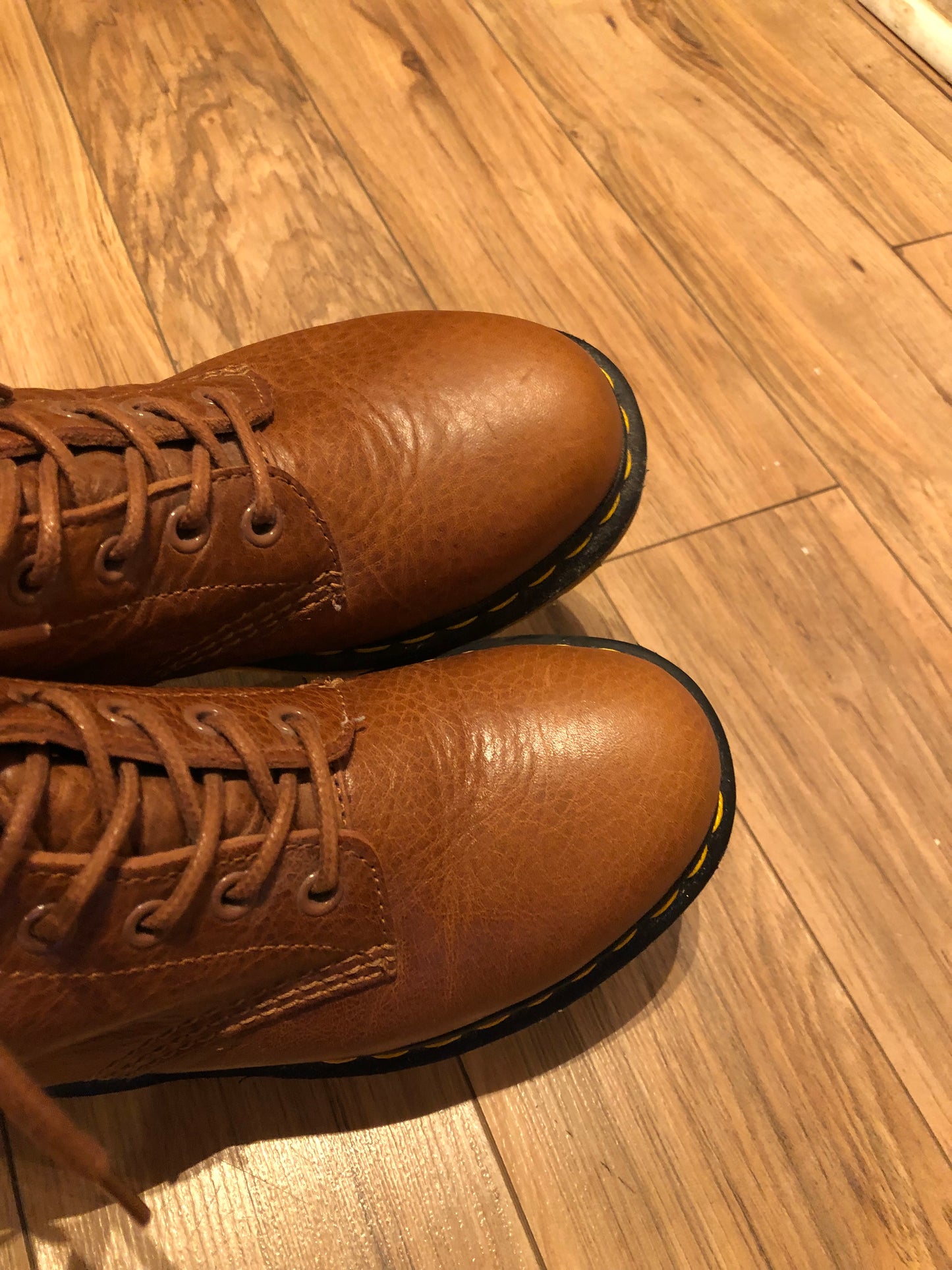 Kingspier Vintage - Doc Martens brown 8 eyelet lace up boot. The Pascal features a softer leather upper then the original 1460 but the same iconic airwair sole.
Size 6 US Women, 4 UK, 37 EUR
Boots are in excellent condition, as new.