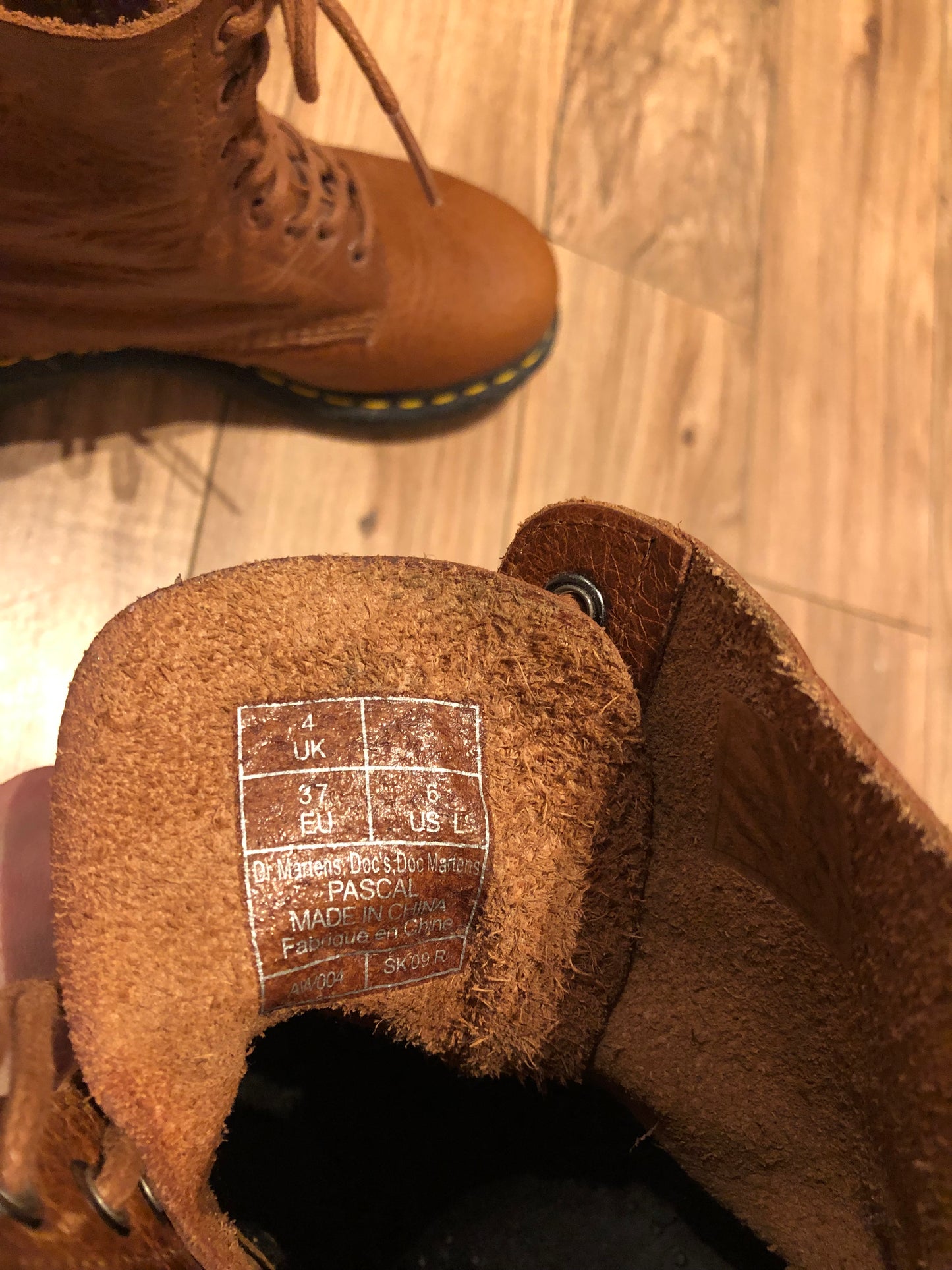 Kingspier Vintage - Doc Martens brown 8 eyelet lace up boot. The Pascal features a softer leather upper then the original 1460 but the same iconic airwair sole.
Size 6 US Women, 4 UK, 37 EUR
Boots are in excellent condition, as new.