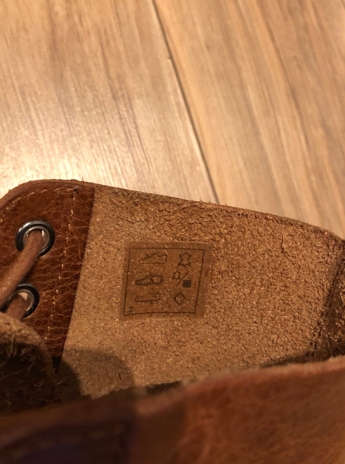 Kingspier Vintage - Doc Martens brown 8 eyelet lace up boot. The Pascal features a softer leather upper then the original 1460 but the same iconic airwair sole.
Size 6 US Women, 4 UK, 37 EUR
Boots are in excellent condition, as new.