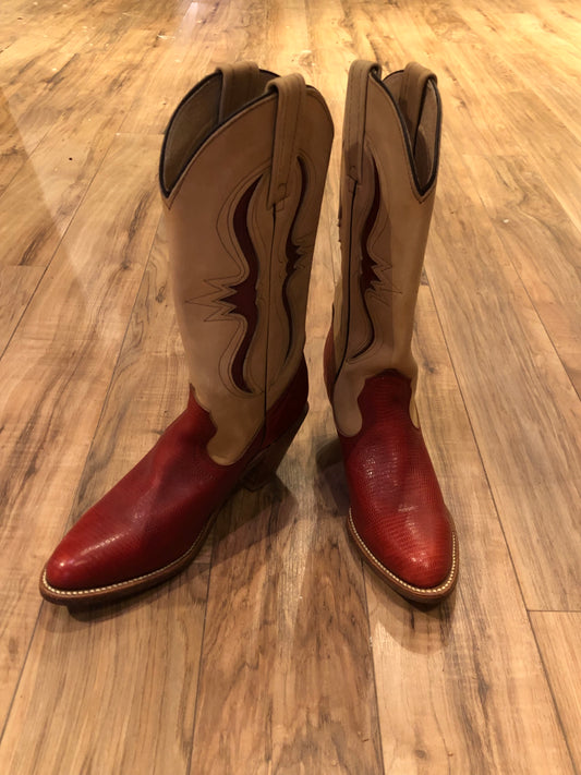 Kingspier Vintage - Vintage Frye red and cream cowboy boots with decorative stitching, reptile details, leather upper and soles.
Made in USA.
Size 7.5 AA Women US/ EUR 38
Boots are in excellent condition, as new.