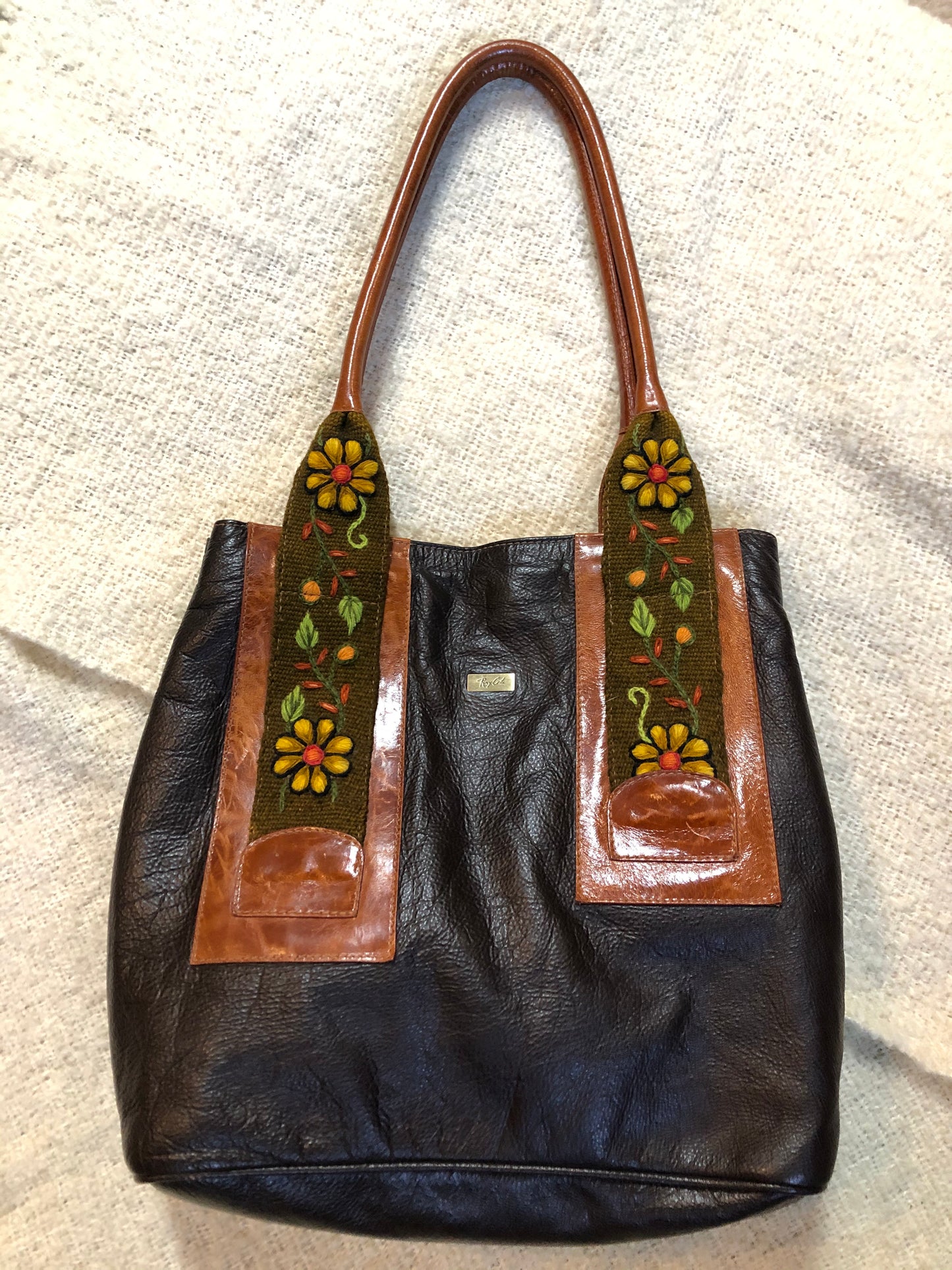Kingspier Vintage - Renzo Costa leather bag with embroidered flower details and three inside compartments. Made in Peru.
Length - 12”
Width - .5”
Height - 11.5”
Strap - 19”
This purse is in excellent condition.