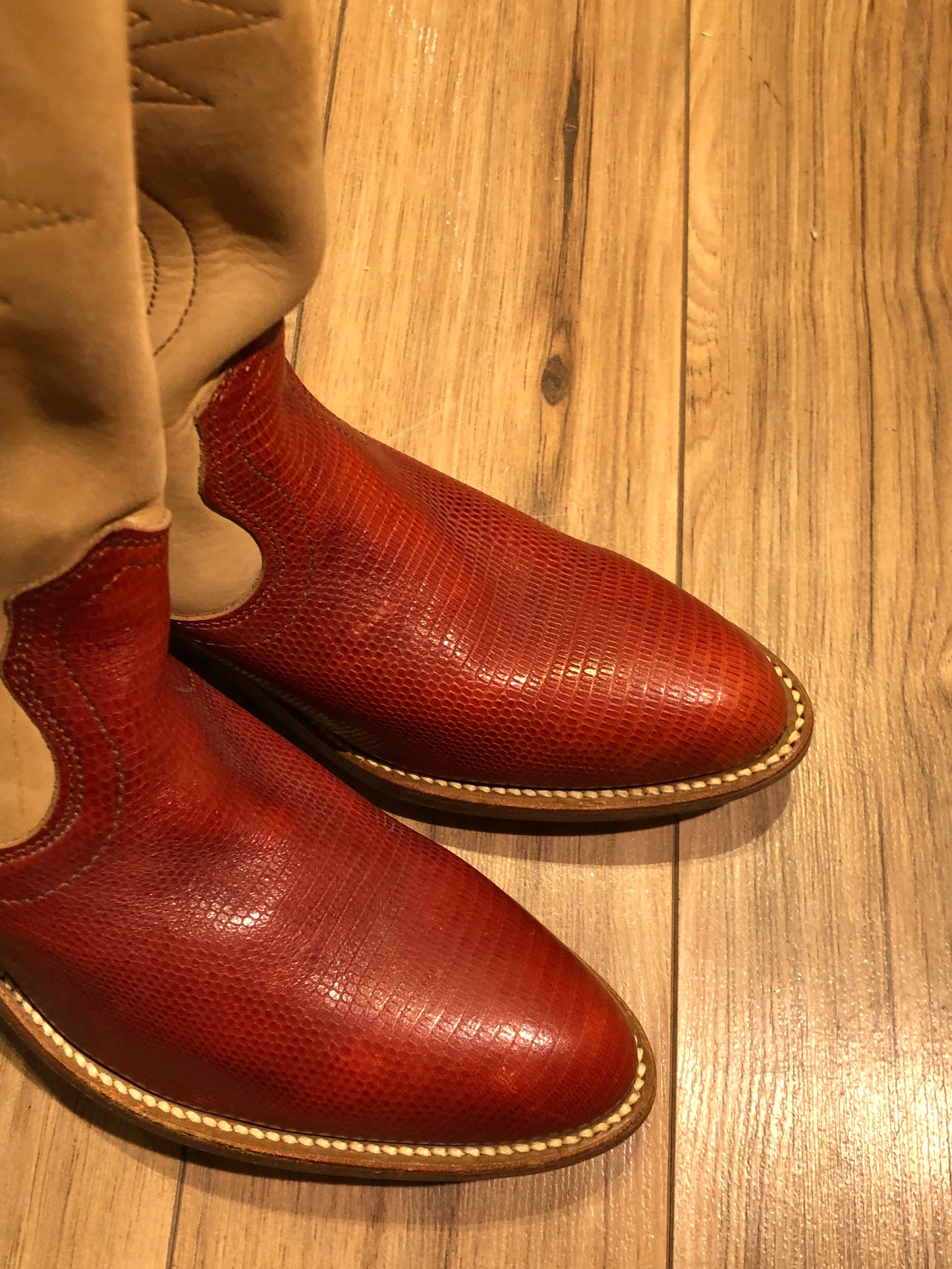 Kingspier Vintage - Vintage Frye red and cream cowboy boots with decorative stitching, reptile details, leather upper and soles.
Made in USA.
Size 7.5 AA Women US/ EUR 38
Boots are in excellent condition, as new.