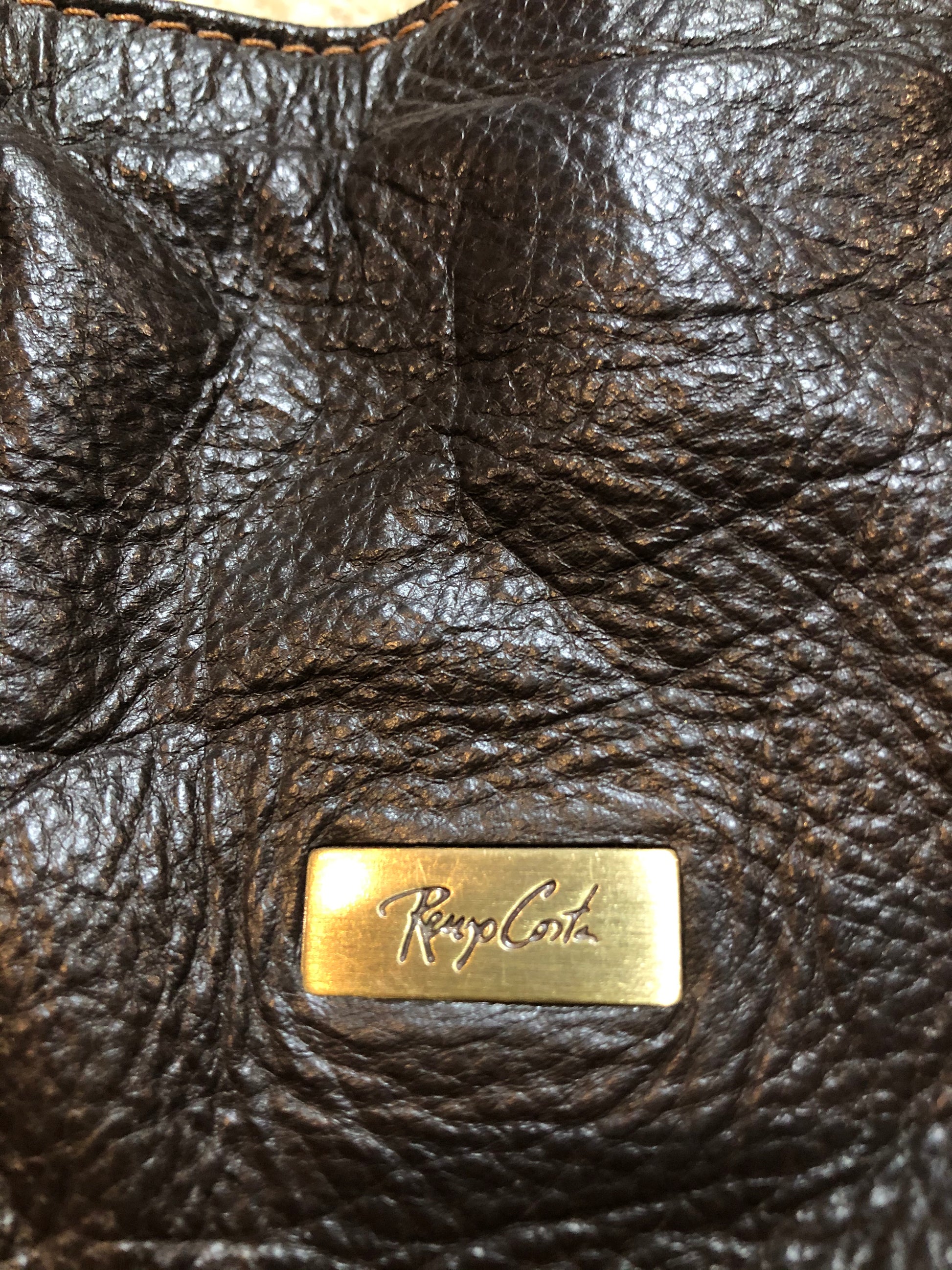 Kingspier Vintage - Renzo Costa leather bag with embroidered flower details and three inside compartments. Made in Peru.
Length - 12”
Width - .5”
Height - 11.5”
Strap - 19”
This purse is in excellent condition.