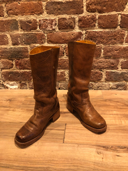 Kingspier Vintage - Vintage Frye Campus 14L boots with square toe and chunky heel, leather upper and leather soles.
Made in USA.
Size 8 Men US/ 41 EUR
Shaft height - 14”
Outer sole width - 4”
Outer sole length - 11”
Boots are in excellent condition.