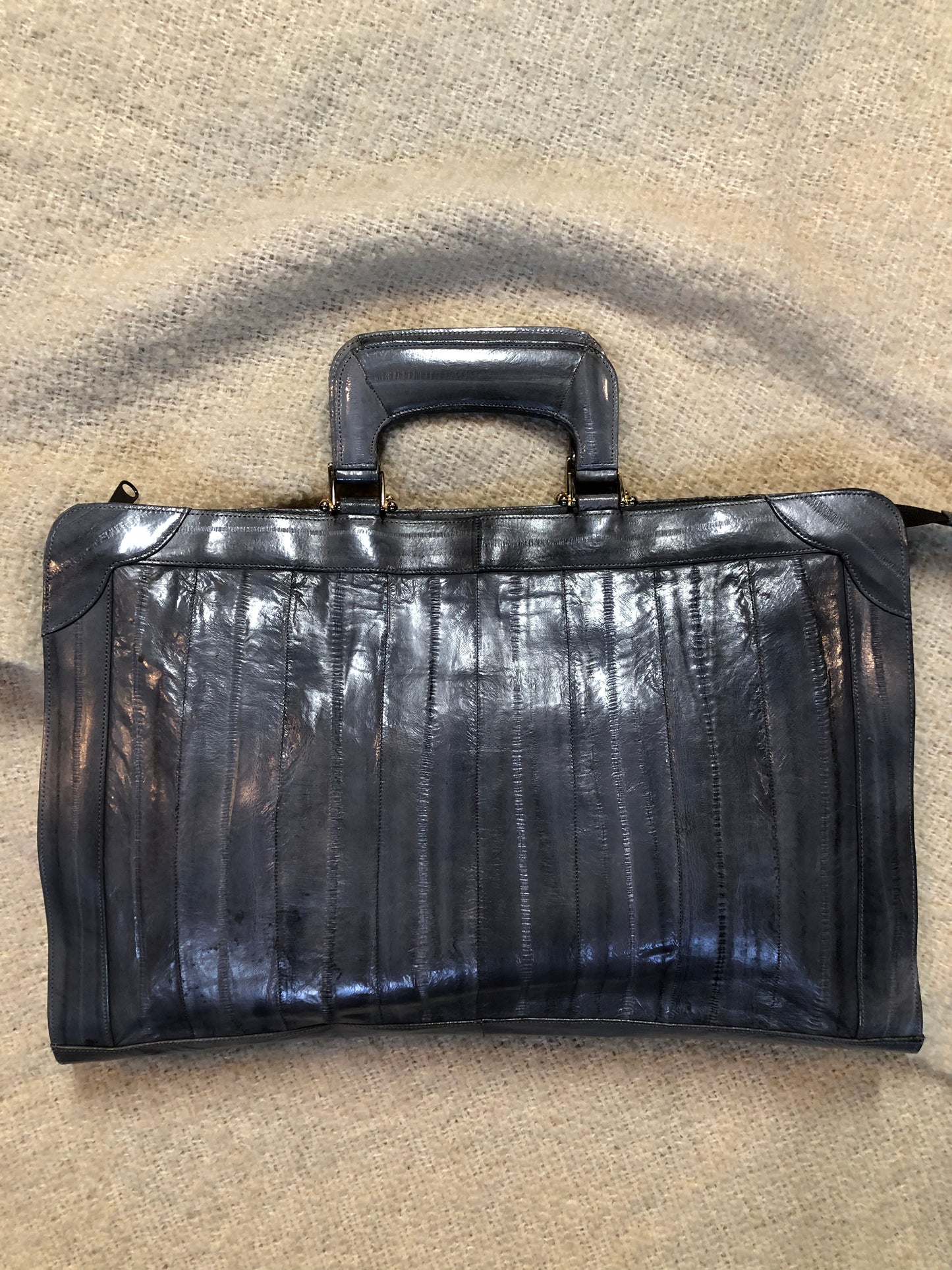 Kingspier Vintage - Vintage Borim grey smooth eel skin bag with top handle.
Length - 15.5”
Width - 1.5”
Height - 10”
This purse is in excellent condition, some overall wear.