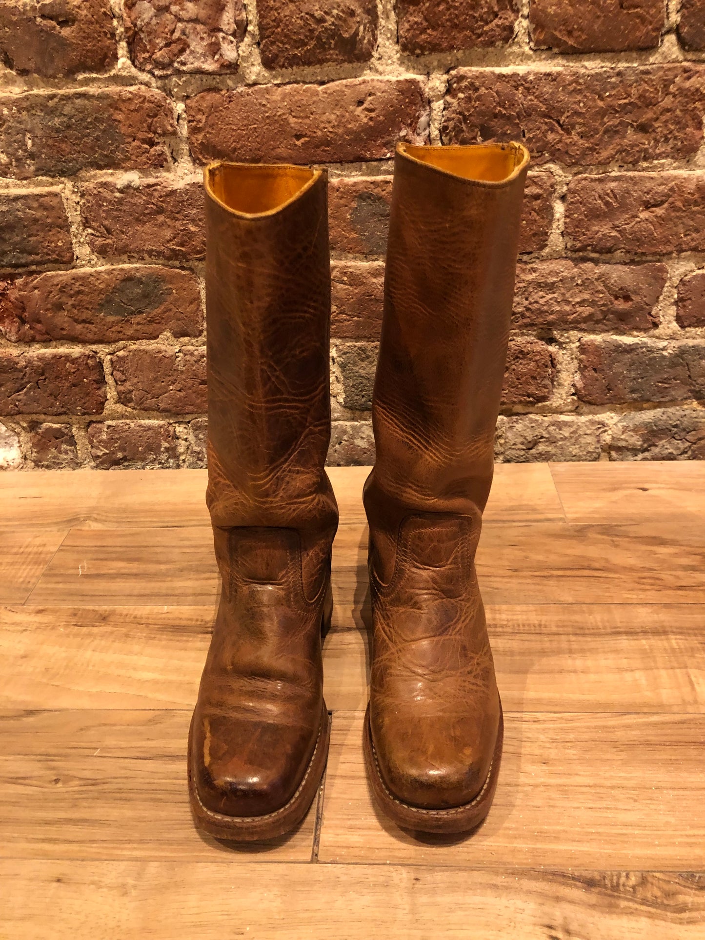 Kingspier Vintage - Vintage Frye Campus 14L boots with square toe and chunky heel, leather upper and leather soles.
Made in USA.
Size 8 Men US/ 41 EUR
Shaft height - 14”
Outer sole width - 4”
Outer sole length - 11”
Boots are in excellent condition.