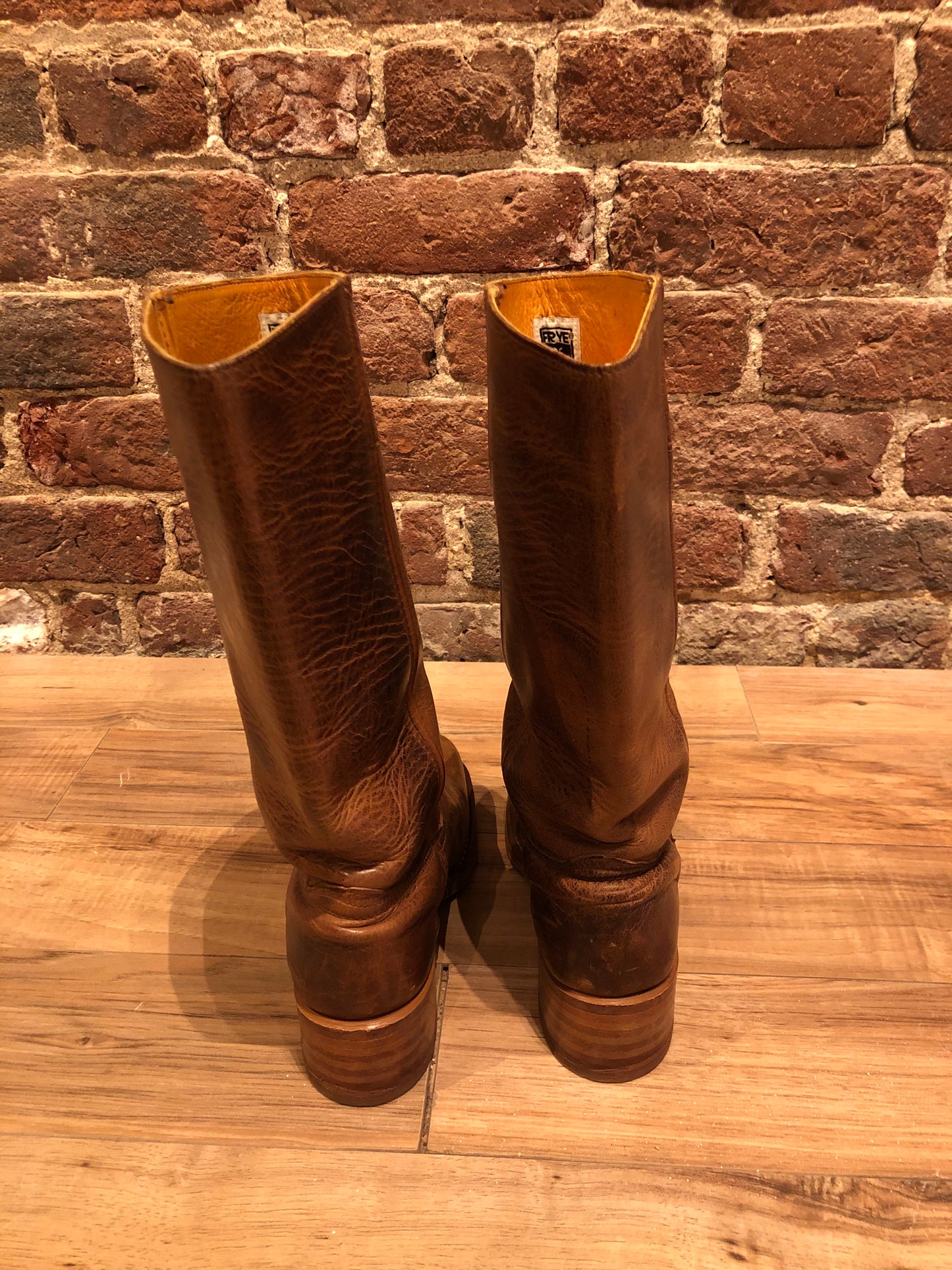 Kingspier Vintage - Vintage Frye Campus 14L boots with square toe and chunky heel, leather upper and leather soles.
Made in USA.
Size 8 Men US/ 41 EUR
Shaft height - 14”
Outer sole width - 4”
Outer sole length - 11”
Boots are in excellent condition.