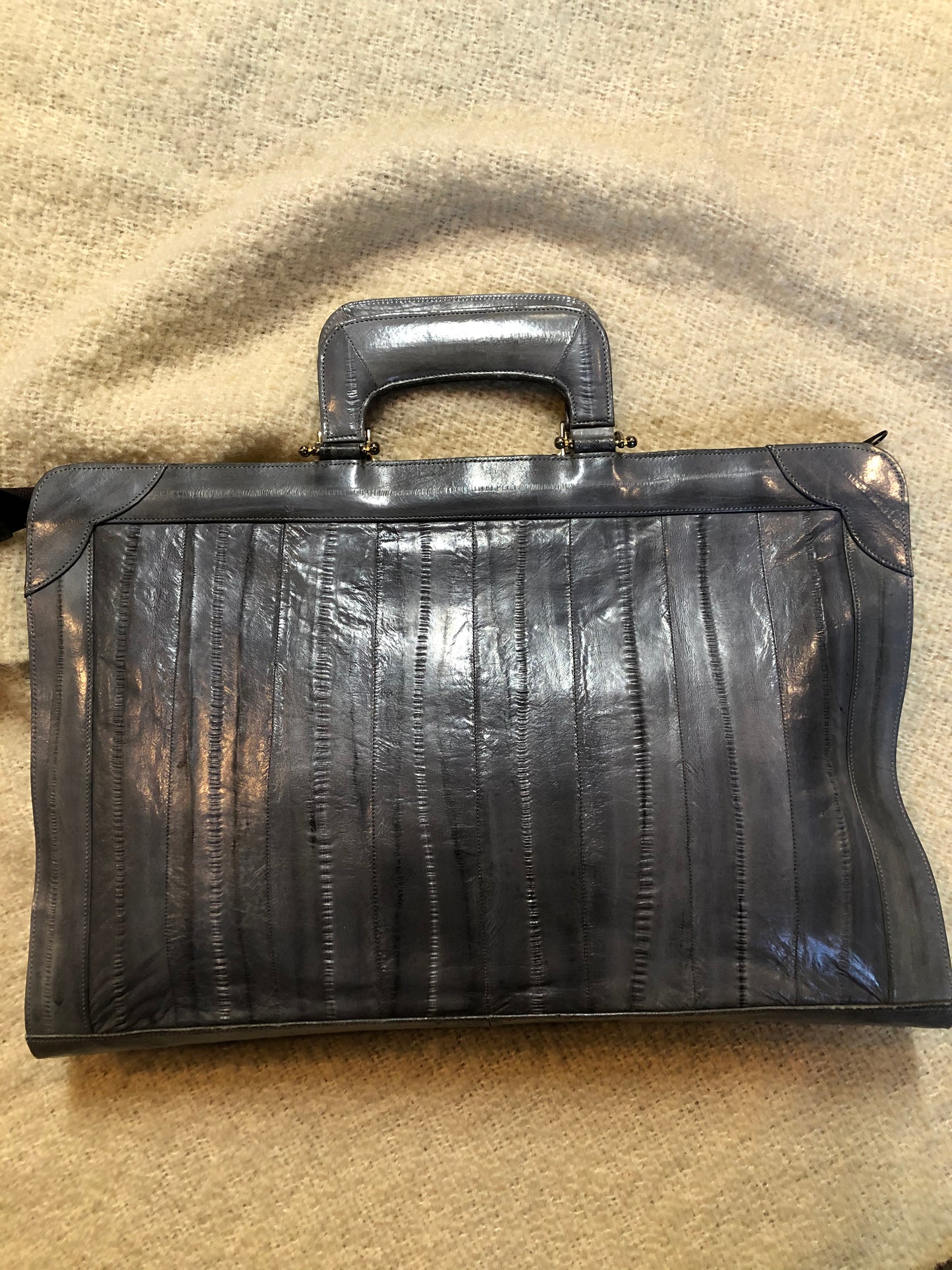 Kingspier Vintage - Vintage Borim grey smooth eel skin bag with top handle.
Length - 15.5”
Width - 1.5”
Height - 10”
This purse is in excellent condition, some overall wear.
