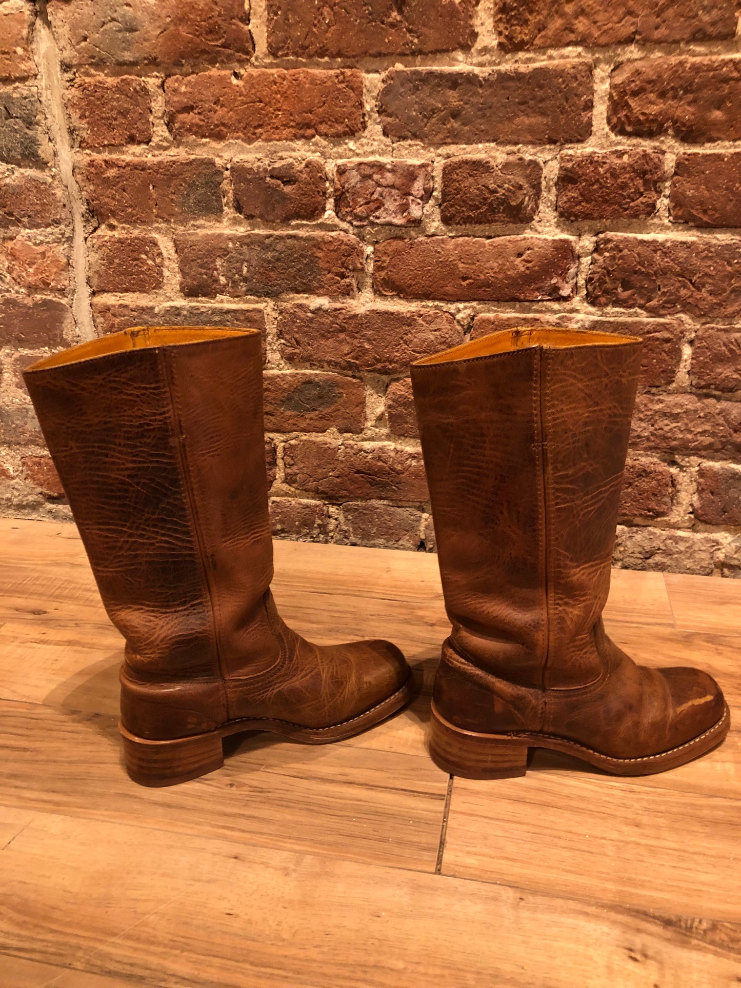 Kingspier Vintage - Vintage Frye Campus 14L boots with square toe and chunky heel, leather upper and leather soles.
Made in USA.
Size 8 Men US/ 41 EUR
Shaft height - 14”
Outer sole width - 4”
Outer sole length - 11”
Boots are in excellent condition.