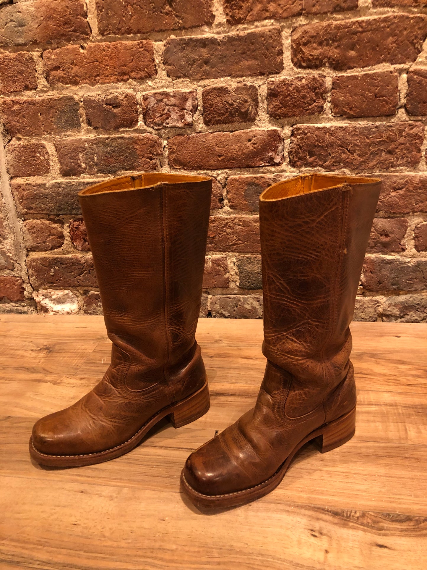Kingspier Vintage - Vintage Frye Campus 14L boots with square toe and chunky heel, leather upper and leather soles.
Made in USA.
Size 8 Men US/ 41 EUR
Shaft height - 14”
Outer sole width - 4”
Outer sole length - 11”
Boots are in excellent condition.