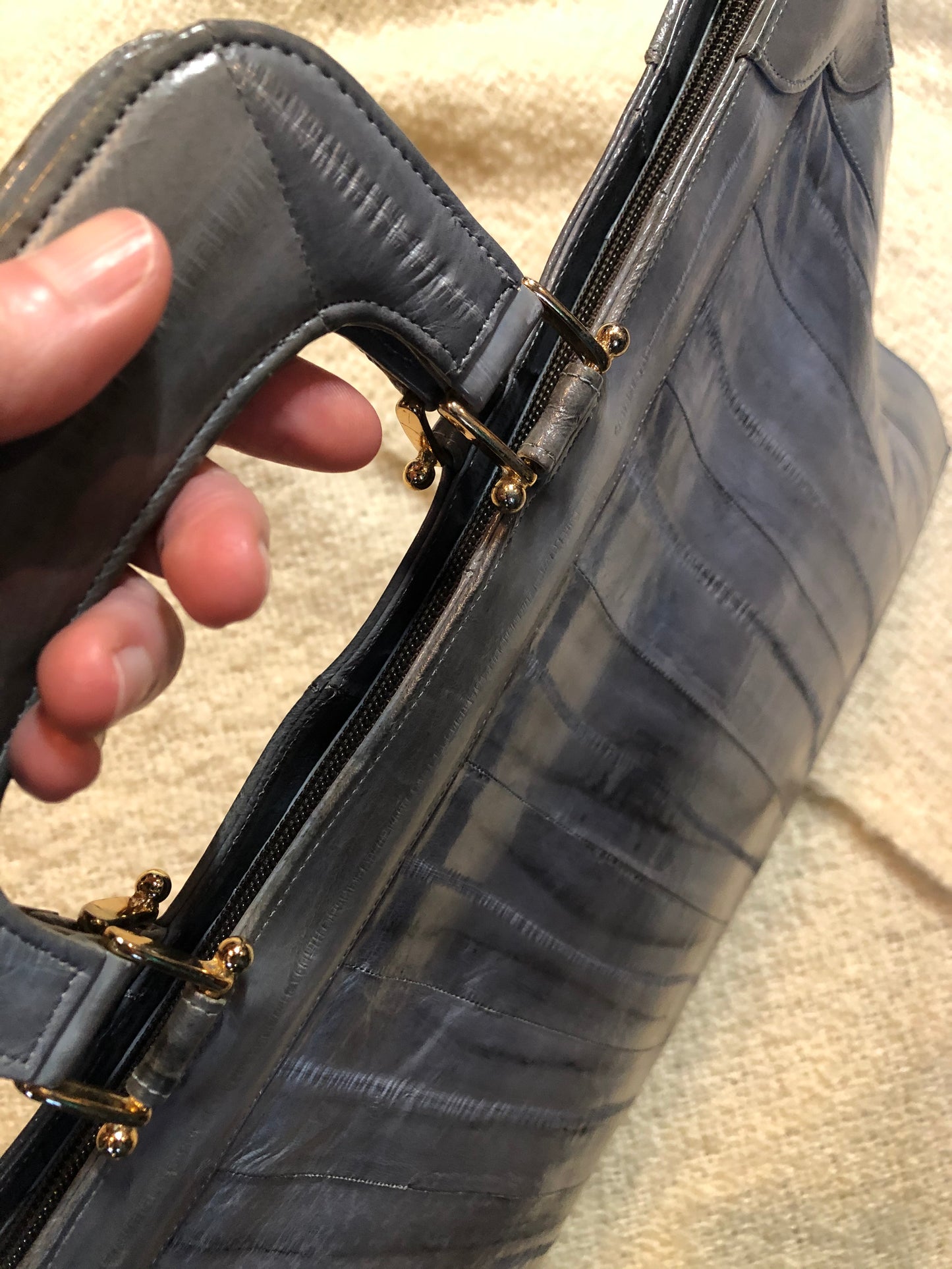 Kingspier Vintage - Vintage Borim grey smooth eel skin bag with top handle.
Length - 15.5”
Width - 1.5”
Height - 10”
This purse is in excellent condition, some overall wear.