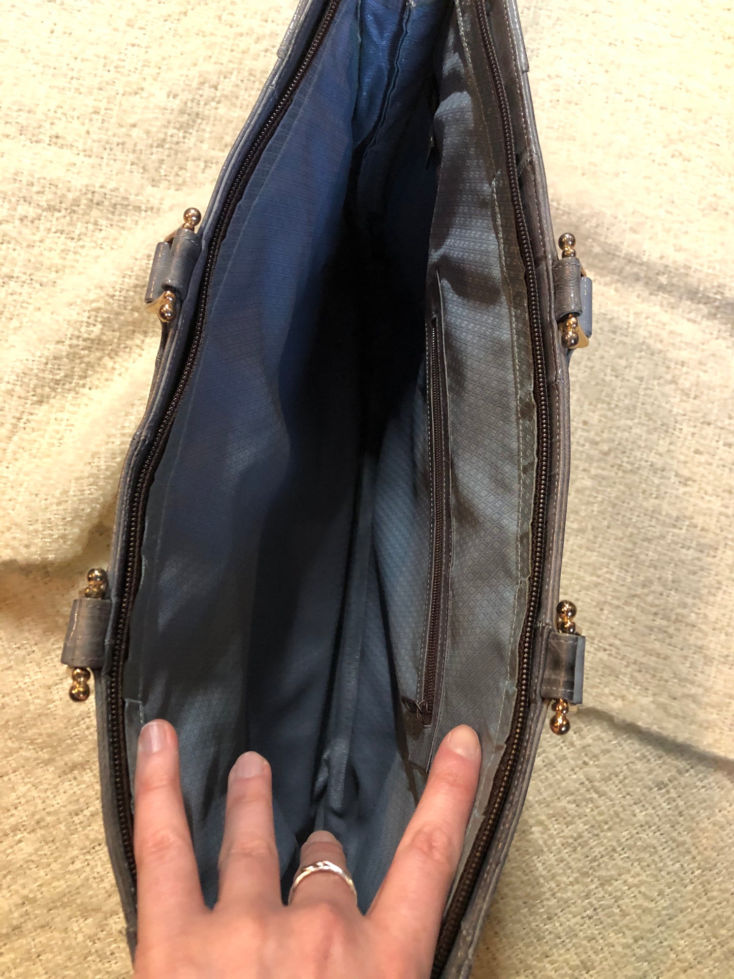 Kingspier Vintage - Vintage Borim grey smooth eel skin bag with top handle.
Length - 15.5”
Width - 1.5”
Height - 10”
This purse is in excellent condition, some overall wear.